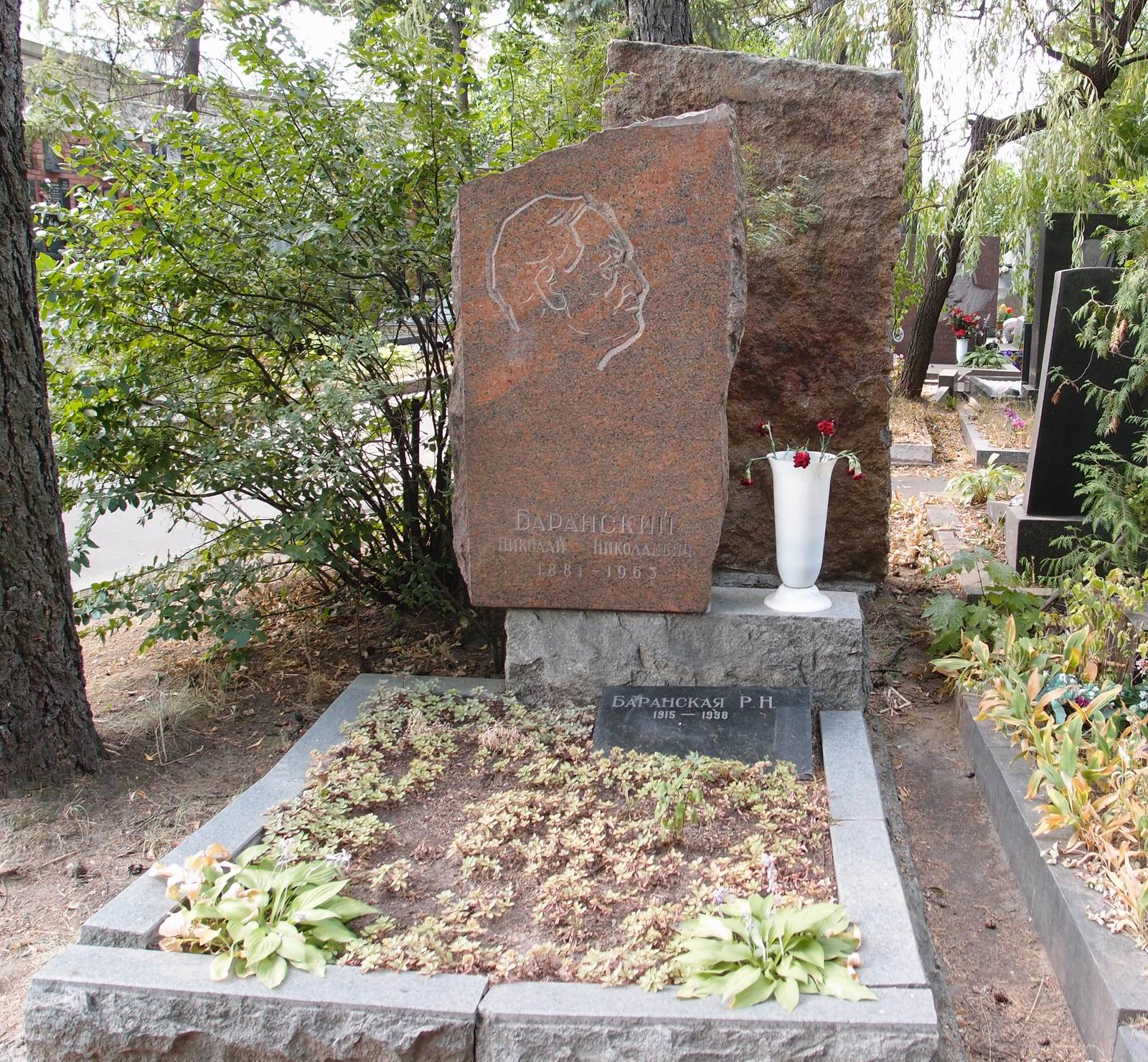 Памятник на могиле Баранского Н.Н. (1881–1963), на Новодевичьем кладбище (8–39–4).