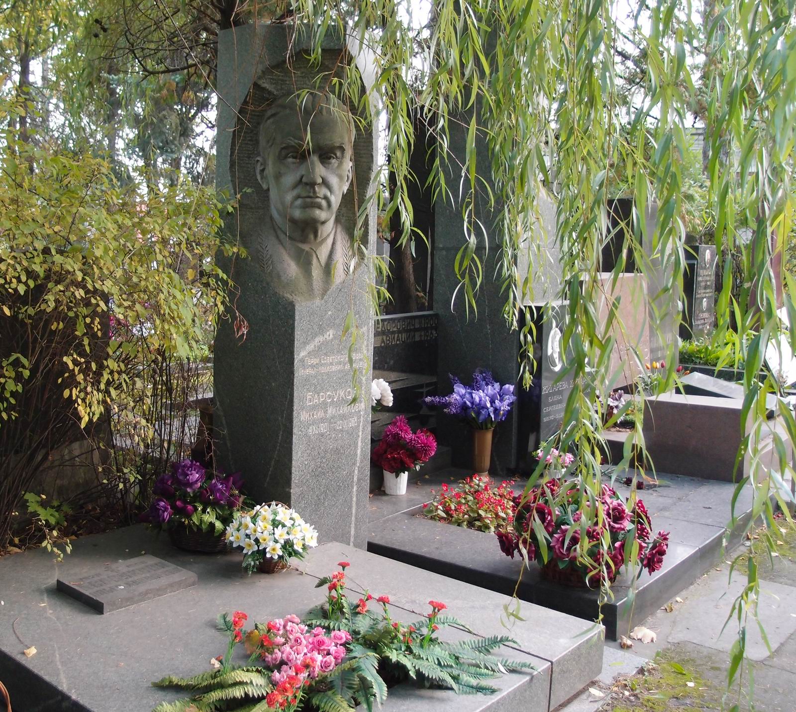 Памятник на могиле Барсукова М.М. (1901–1963), ск. Г.Постников, на Новодевичьем кладбище (8–33–3).