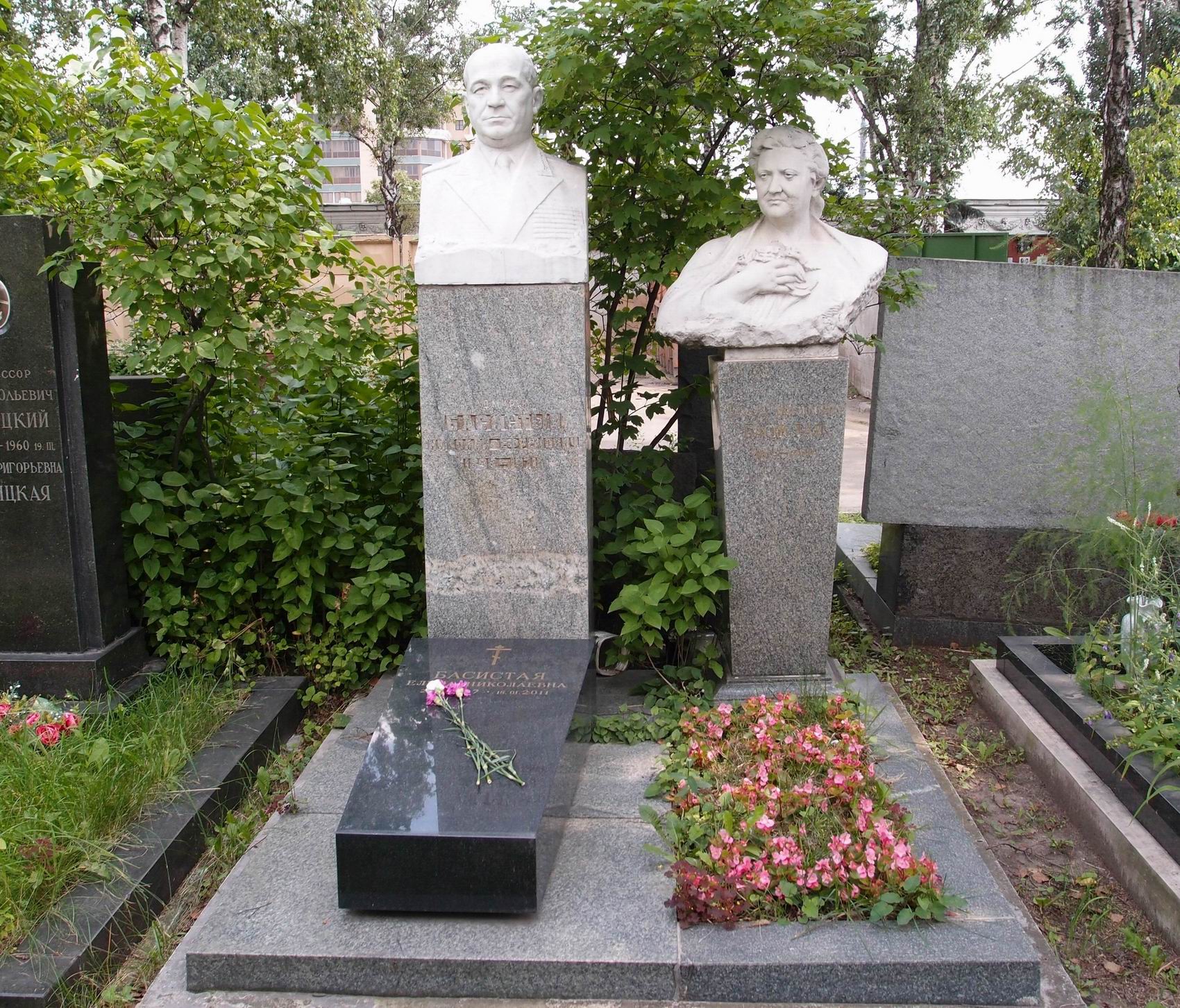 Памятник на могиле Басистого Н.Е. (1898-1971), на Новодевичьем кладбище (8-2-15).