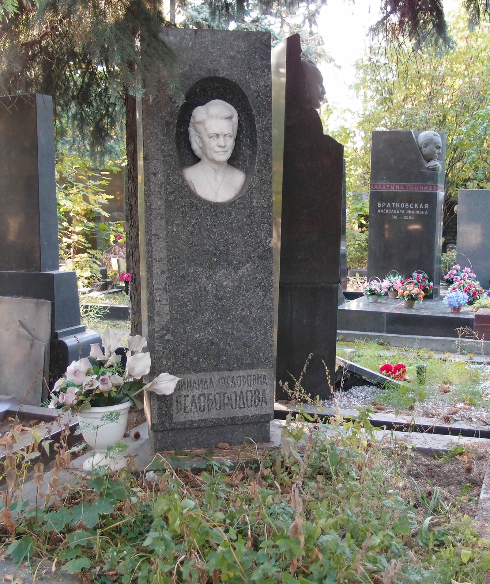 Памятник на могиле Белобородовой З.Ф. (?–1962), ск. Г.Постников, на Новодевичьем кладбище (8–21–1).