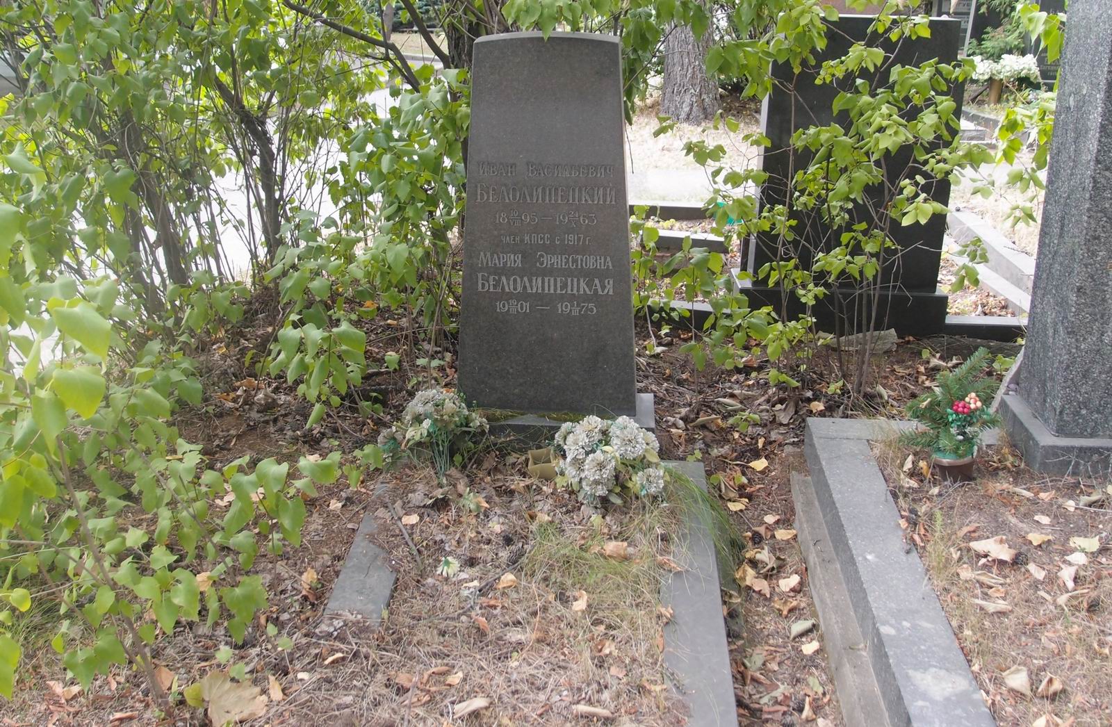 Памятник на могиле Белолипецкого И.В. (1895–1963), на Новодевичьем кладбище (8–37–6).