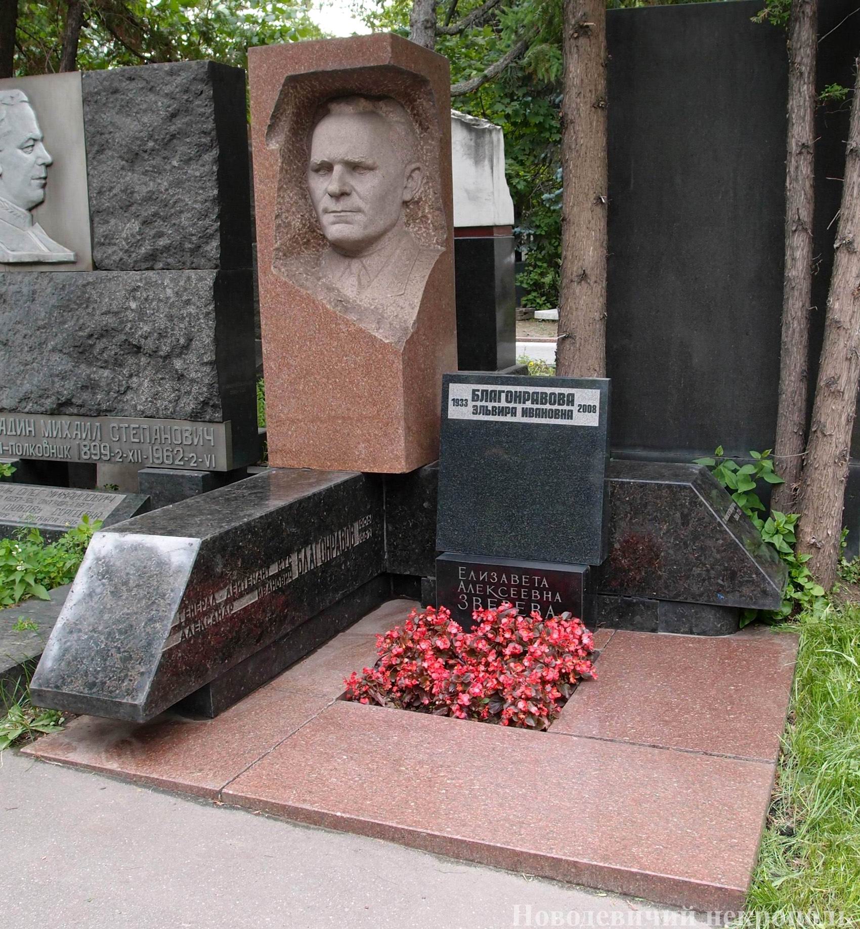Памятник на могиле Благонравова А.И. (1906-1962), ск. И.Рукавишников, арх. Н.Миловидов, на Новодевичьем кладбище (8-16-1).