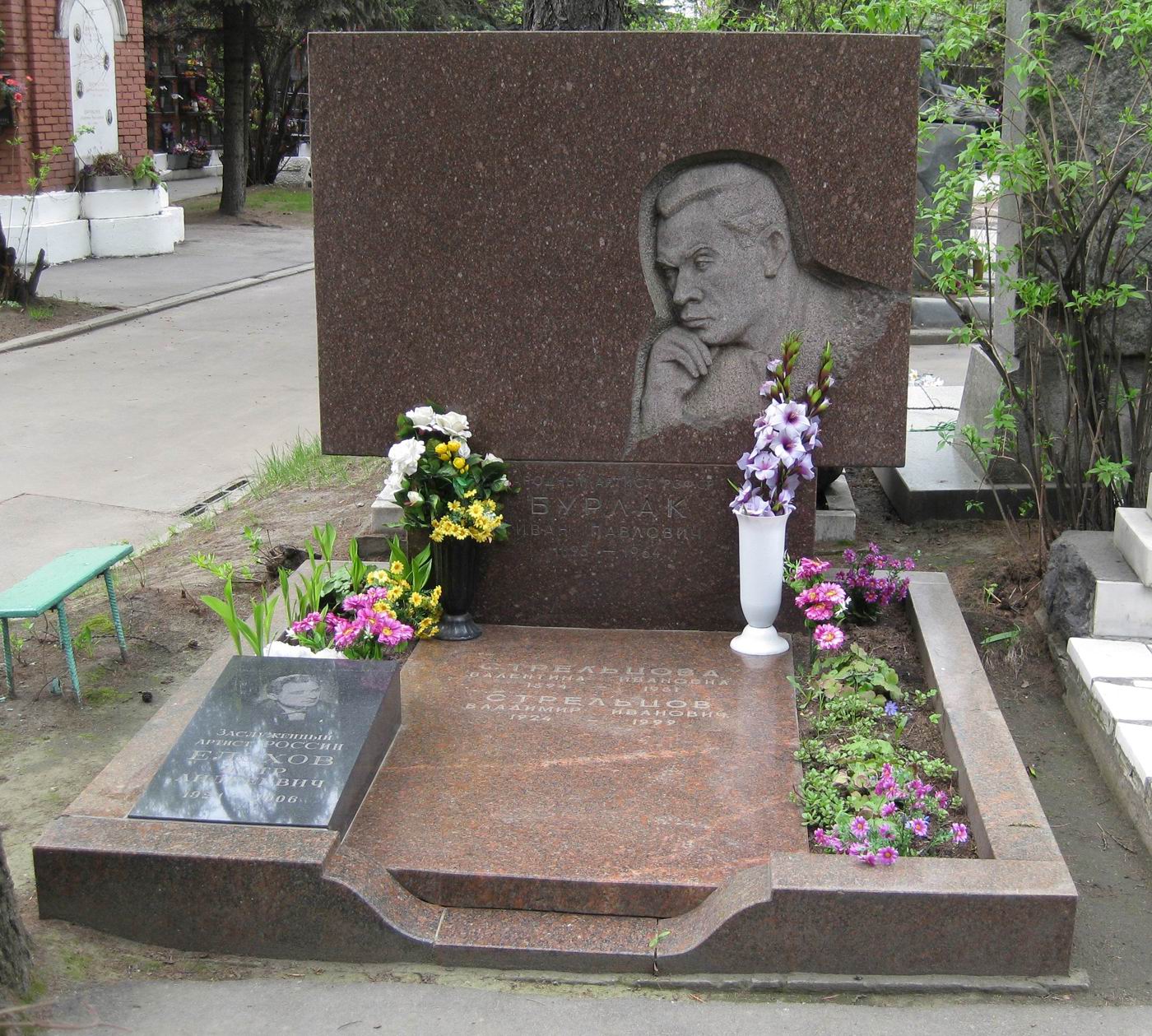 Памятник на могиле Бурлака И.П. (1893–1964), ск. А.Письменный, арх. А.Душкин, на Новодевичьем кладбище (8–43–3).