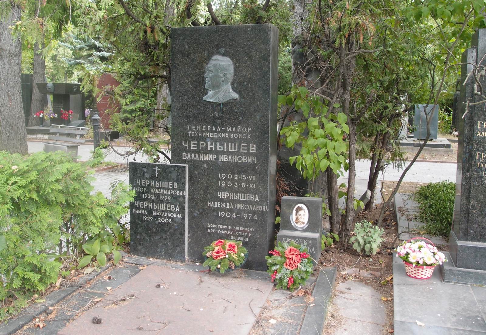 Памятник на могиле Чернышёва В.И. (1902–1963), на Новодевичьем кладбище (8–38–1).