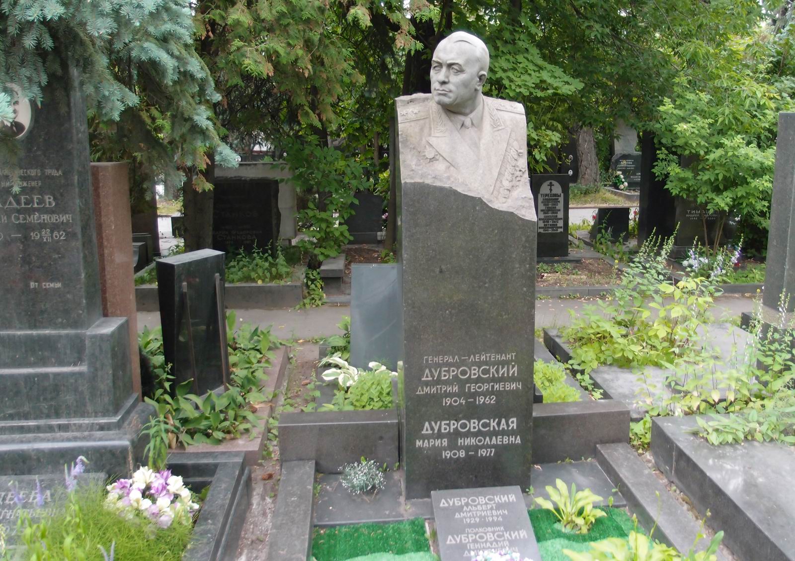 Памятник на могиле Дубровского Д.Г. (1904–1962), ск. Г.Постников, на Новодевичьем кладбище (8–22–3).