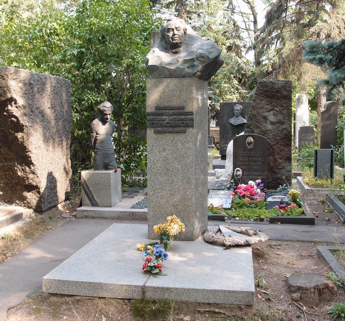 Памятник на могиле Герасимова А.М. (1881-1963), ск. Е.Вучетич, арх. Г.Гаврилов, на Новодевичьем кладбище (8-27-1).
