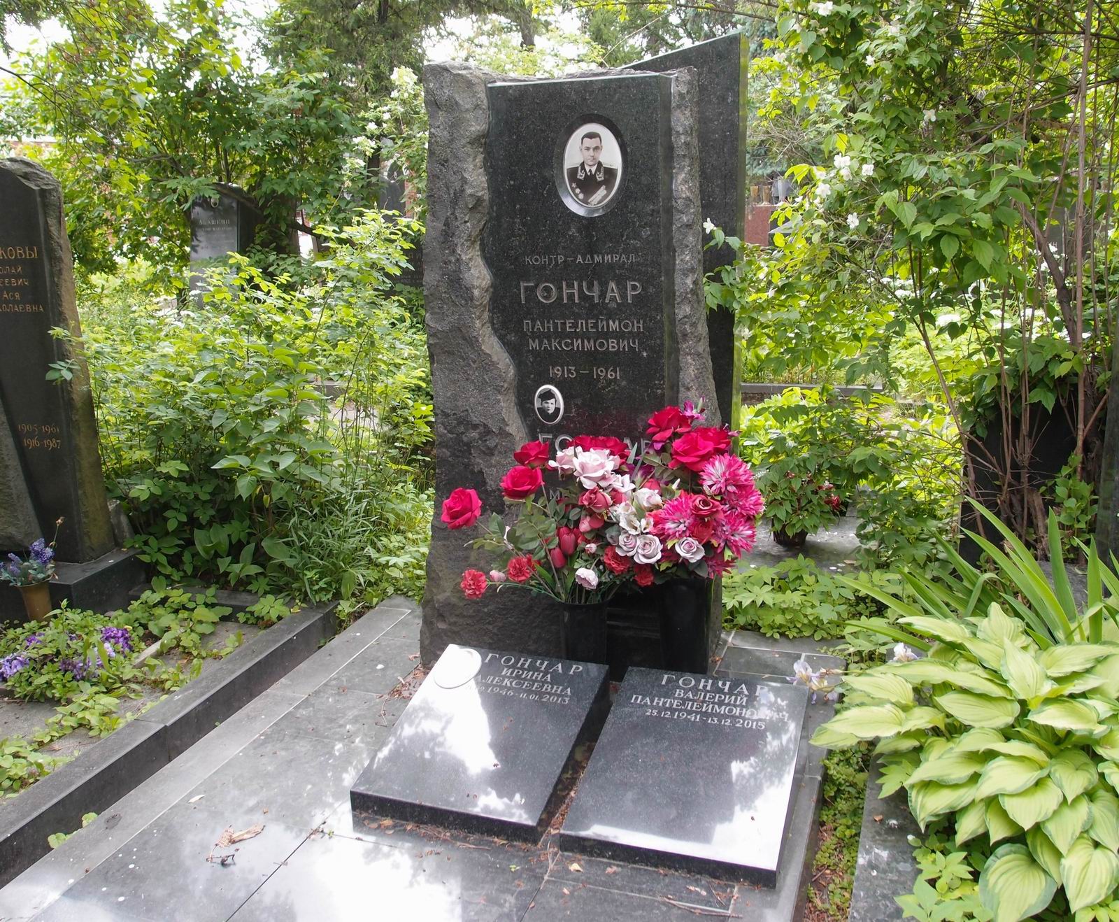 Памятник на могиле Гончара П.М. (1913-1961), на Новодевичьем кладбище (8-12-12).