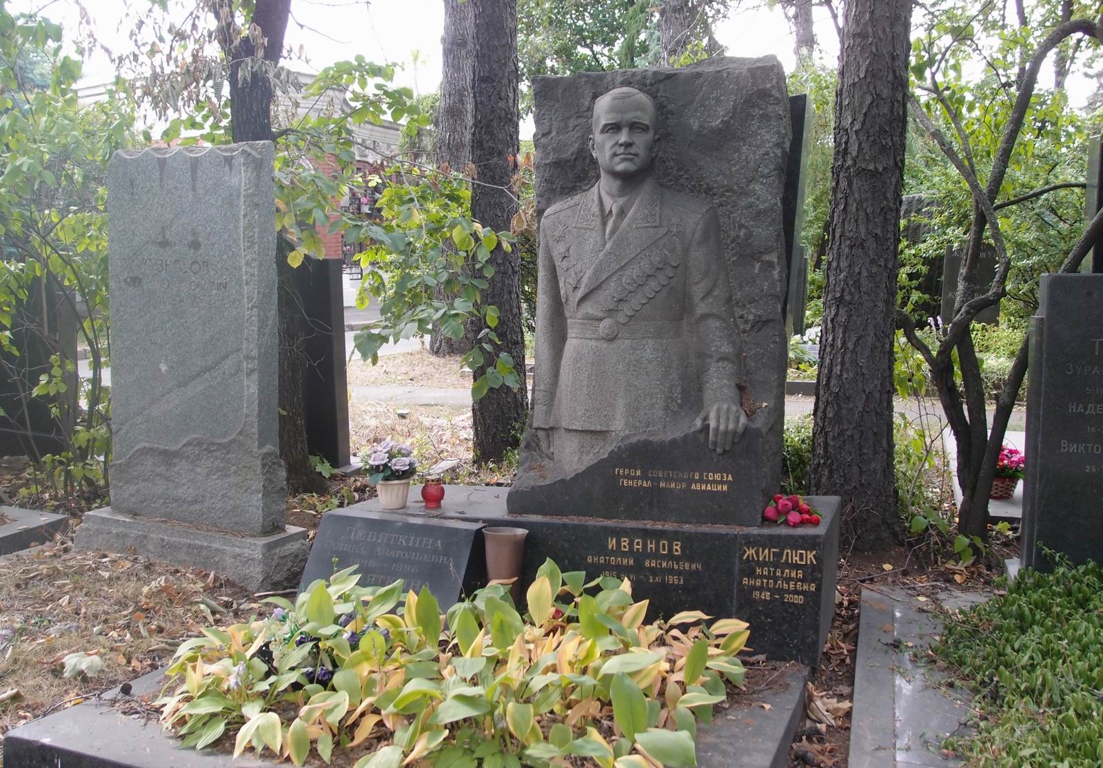 Памятник на могиле Иванова А.В. (1915–1963), ск. Г.Постников, на Новодевичьем кладбище (8–37–3).