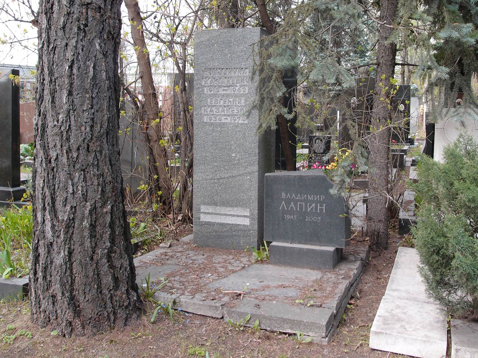 Памятник на могиле Казакевича Э.Г. (1913–1962), ск. А.Малахин, арх. Л.Голубовский, на Новодевичьем кладбище (8–19–3).