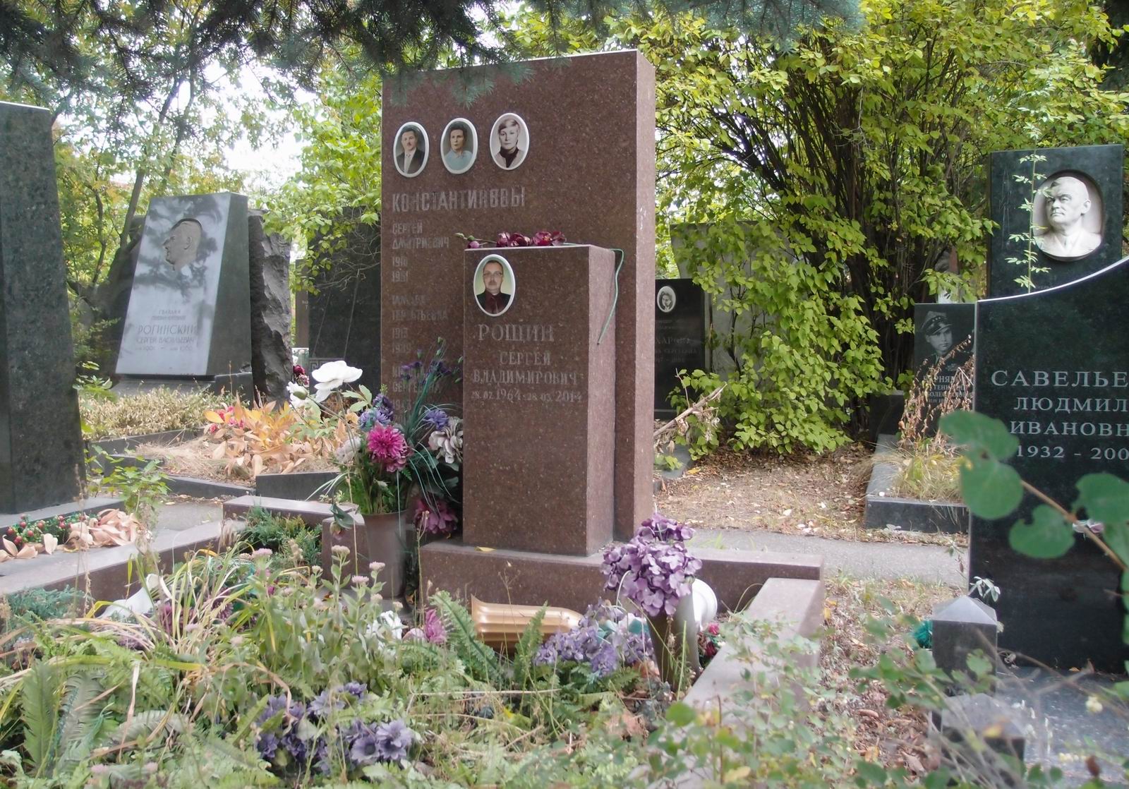 Памятник на могиле Константинова С.Д. (1910–1961), на Новодевичьем кладбище (8–9–4).