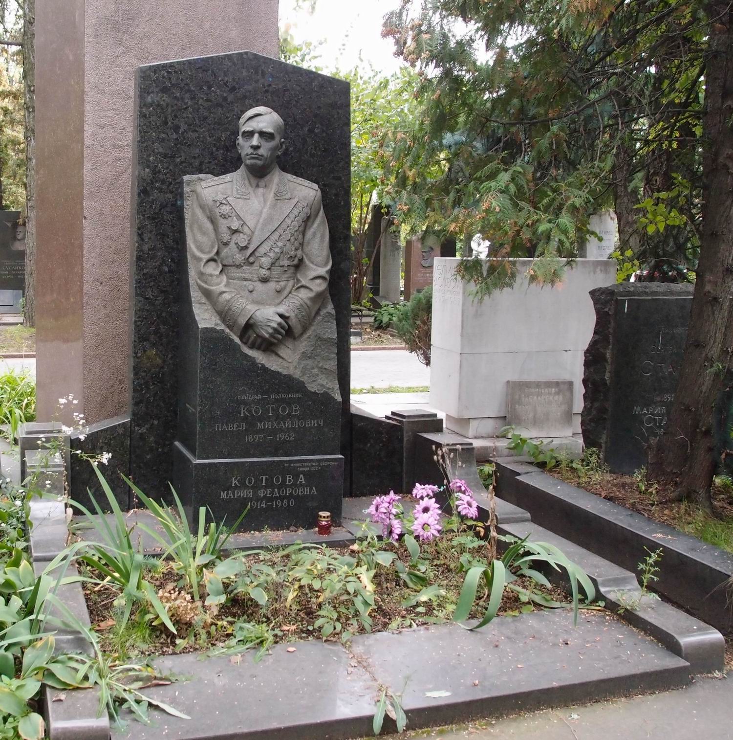 Памятник на могиле Котова-Легонькова П.М. (1897-1962), ск. Г.Постников, на Новодевичьем кладбище (8-20-1).