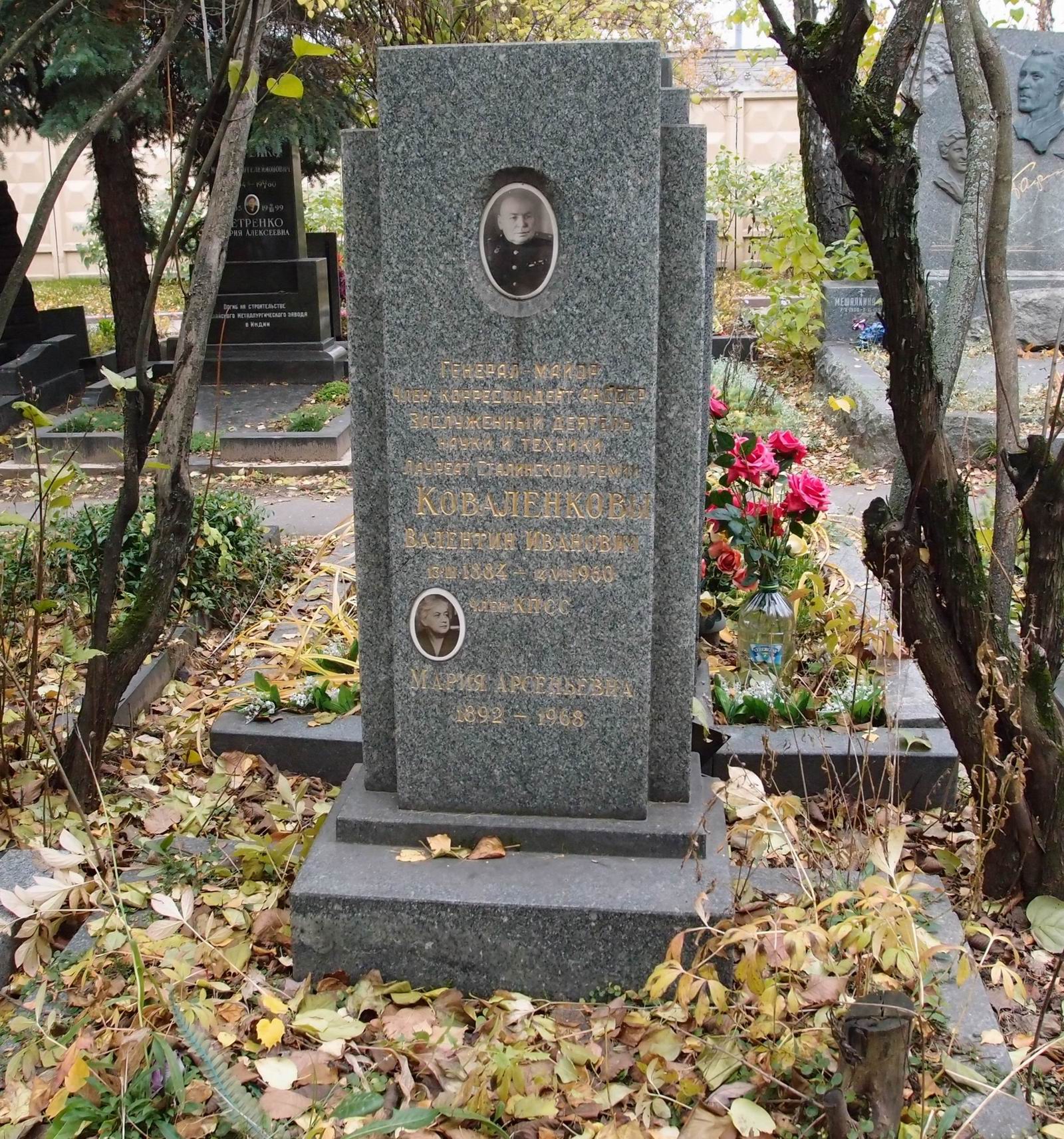 Памятник на могиле Коваленкова В.И. (1884-1960), на Новодевичьем кладбище (8-4-7).