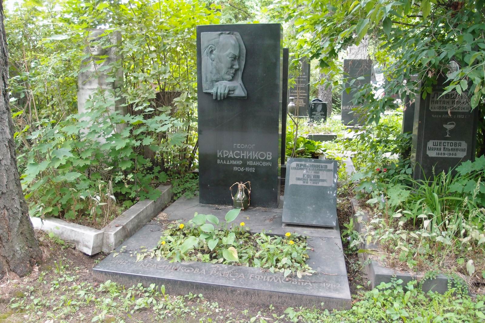 Памятник на могиле Красникова В.И. (1906–1962), ск. Э.Ладыгин, на Новодевичьем кладбище (8–19–5).