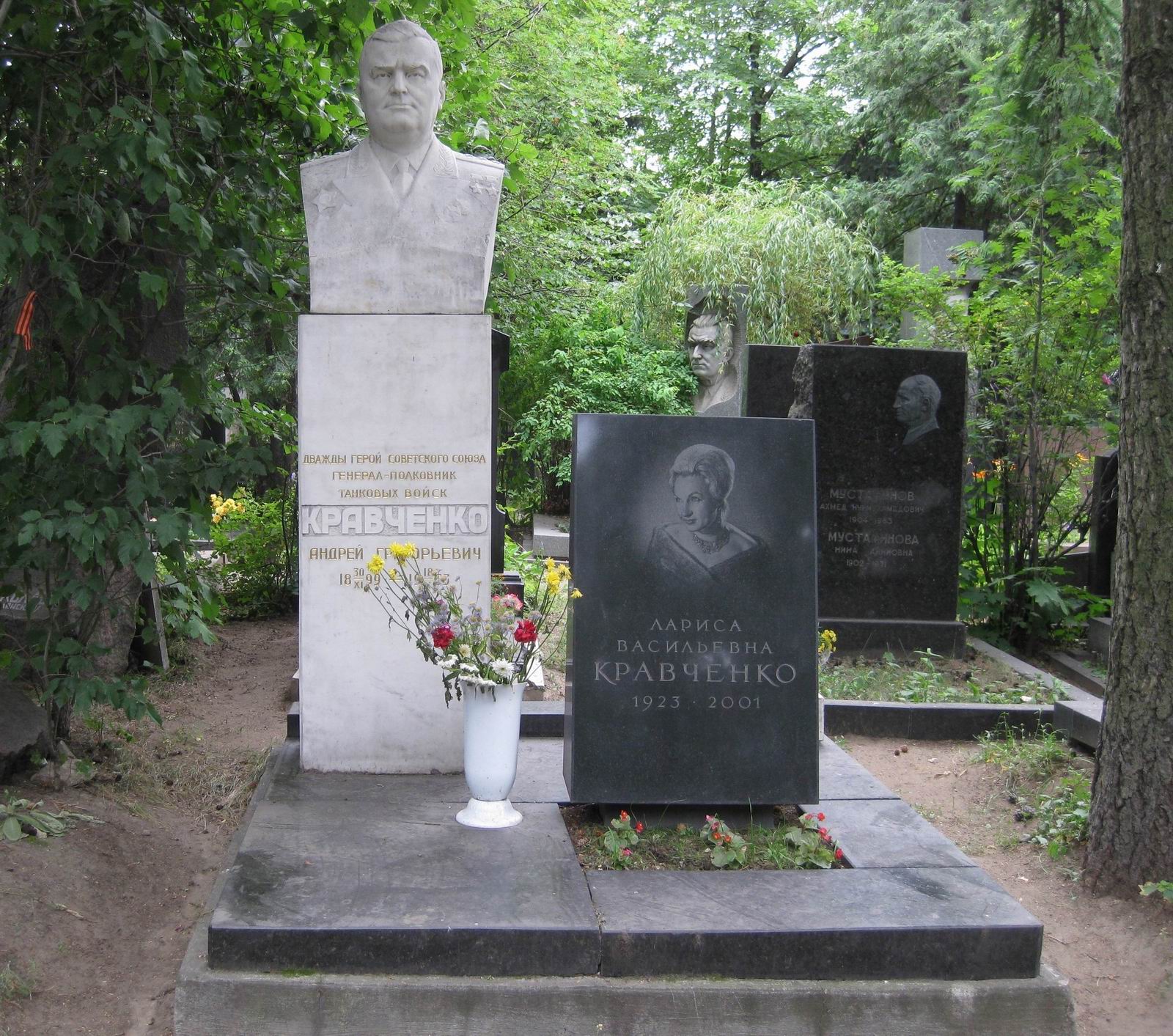 Памятник на могиле Кравченко А.Г. (1899-1963), ск. Г.Постников, на Новодевичьем кладбище (8-36-1).