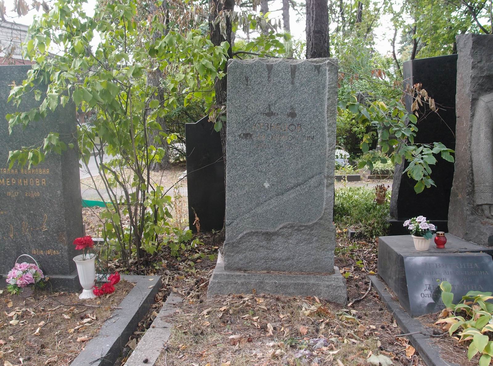 Памятник на могиле Кузнецова А.Х. (1901–1963), на Новодевичьем кладбище (8–37–4).