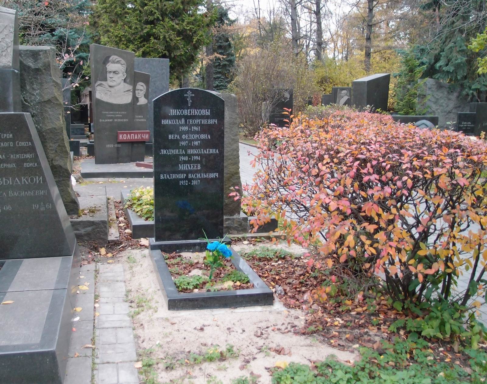 Памятник на могиле Ликовенкова Н.Г. (1909–1961), на Новодевичьем кладбище (8–10–1).