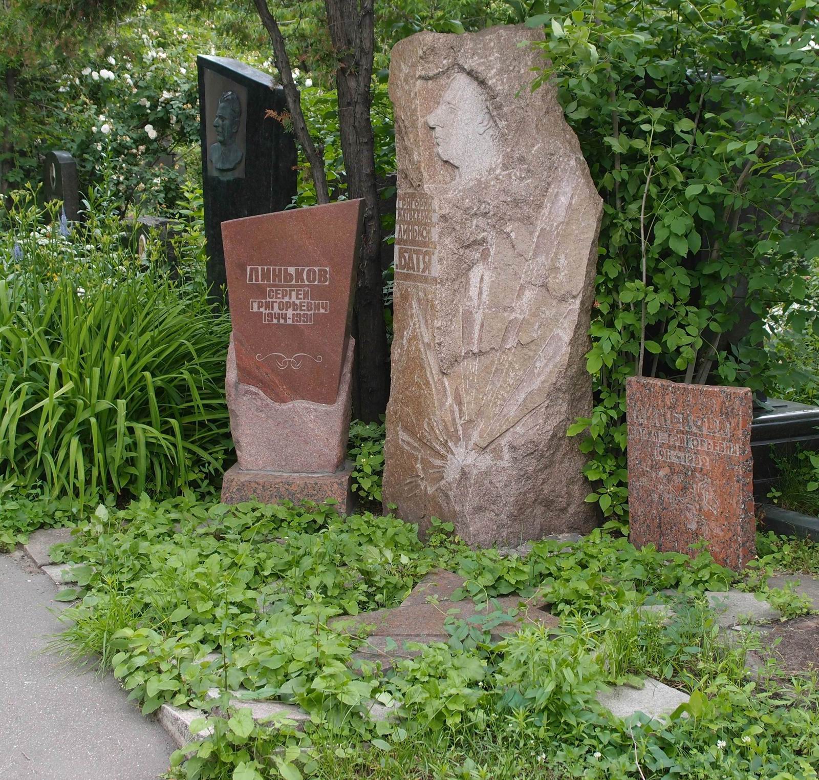 Памятник на могиле Линькова Г.М. (1899-1961), ск. С.Шапошников, на Новодевичьем кладбище (8-15-15).