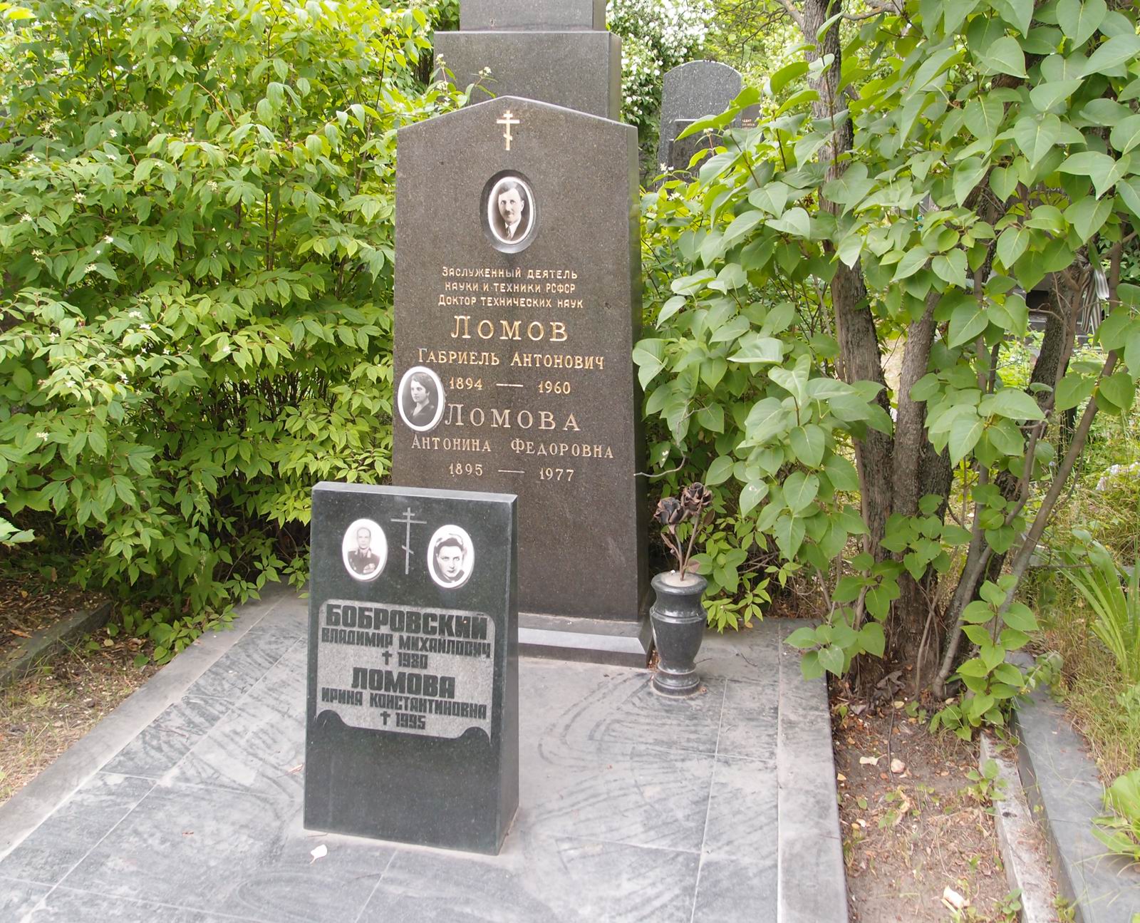 Памятник на могиле Ломова Г.А. (1894-1960), на Новодевичьем кладбище (8-3-11).