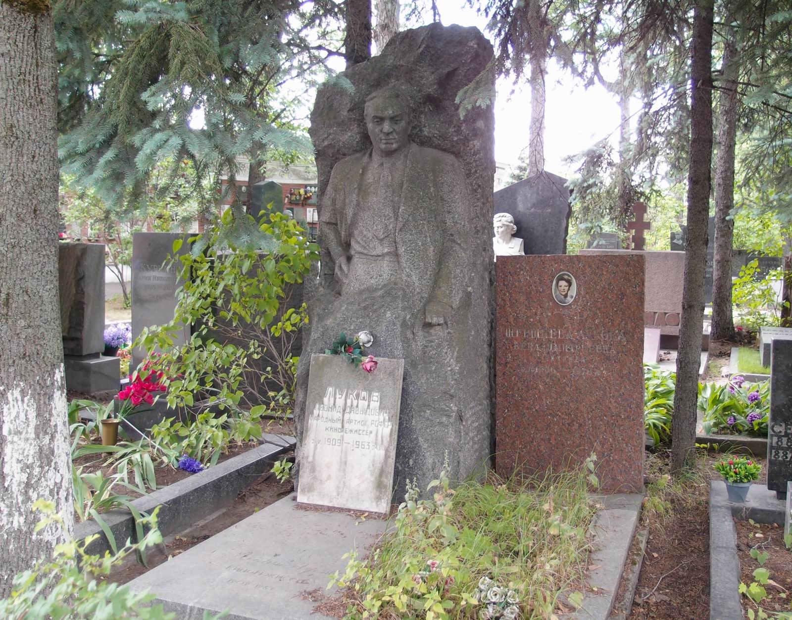 Памятник на могиле Лукова Л.Д. (1909–1963), ск. Н.Рудько, арх. И.Покровский, Б.Тхор, на Новодевичьем кладбище (8–28–7). Нажмите левую кнопку мыши чтобы увидеть фрагмент памятника.