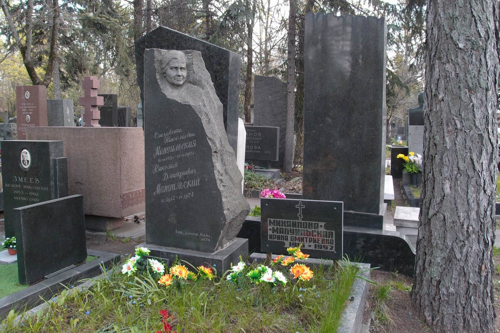 Памятник на могиле Мануильской Е.Н. (1887–1963), на Новодевичьем кладбище (8–31–9).