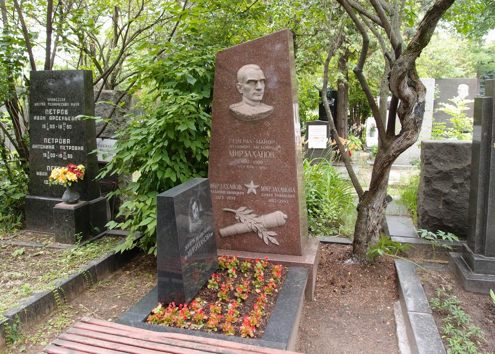 Памятник на могиле Мирзаханова И.А. (1887-1960), ск. Д.Ширинян, на Новодевичьем кладбище (8-3-5).