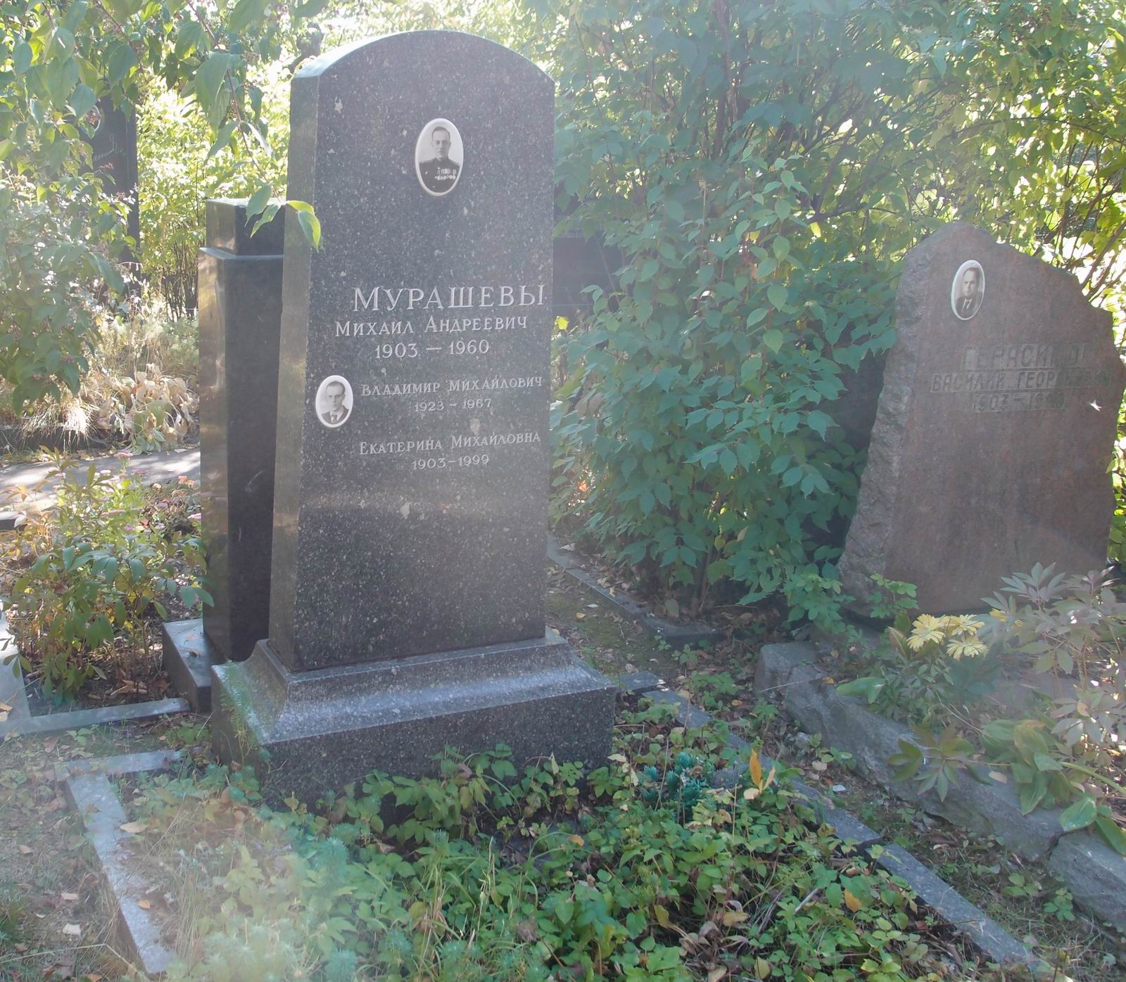 Памятник на могиле Мурашева М.А. (1903–1960), на Новодевичьем кладбище (8–6–11).