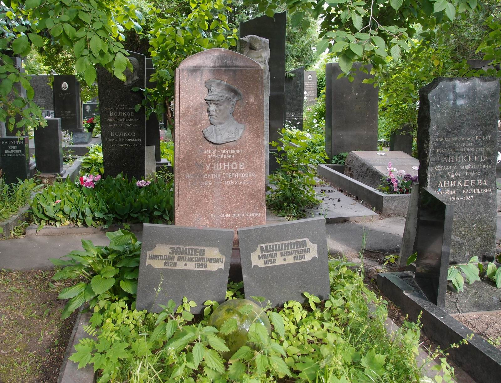 Памятник на могиле Мушнова И.С. (1889–1962), ск. Н.Рудько, на Новодевичьем кладбище (8–18–3).