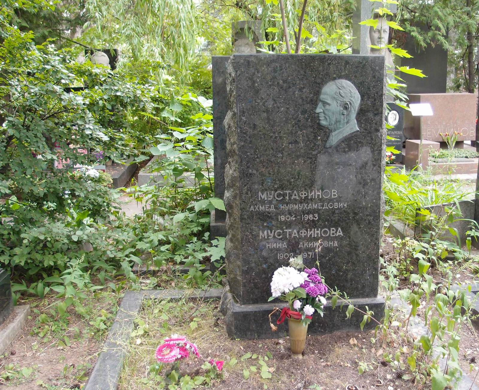 Памятник на могиле Мустафинова А.Н. (1904–1963), на Новодевичьем кладбище (8–35–3).
