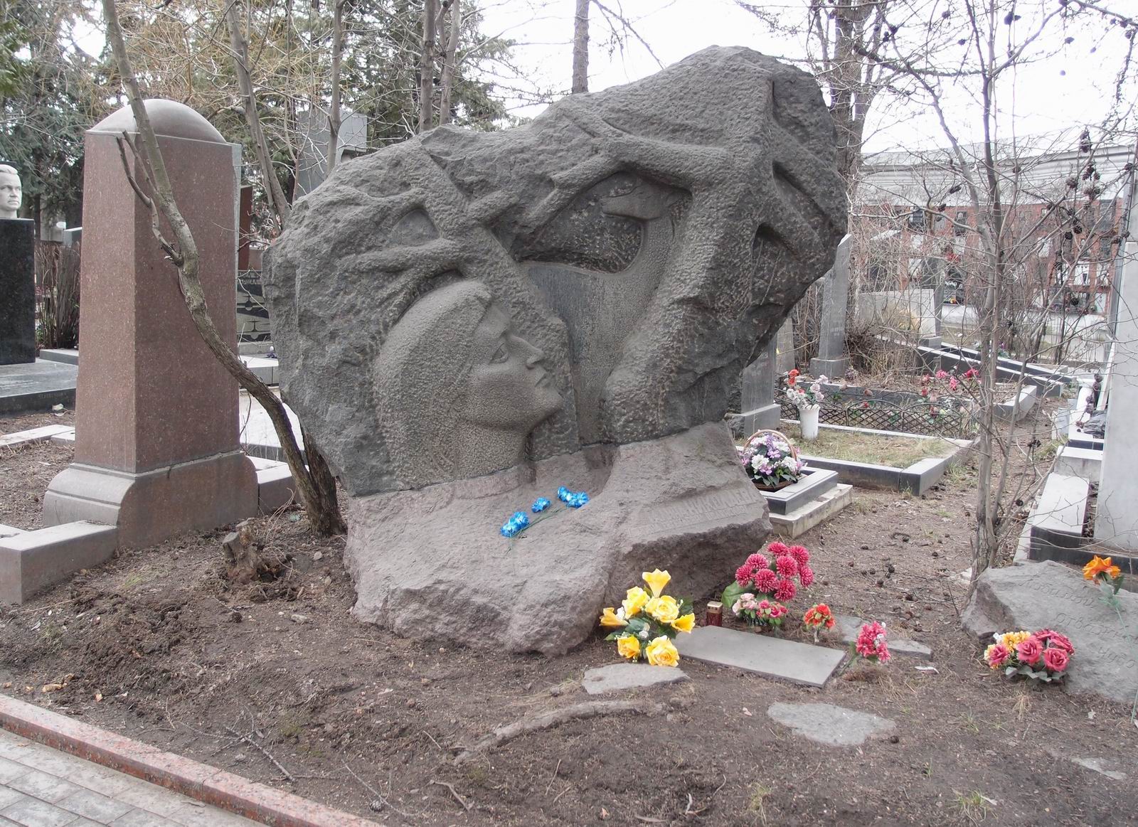 Памятник на могиле Николаевой Г.Е. (1911–1963), ск. Э.Неизвестный, арх. В.Воронцов, на Новодевичьем кладбище (8–35–1).