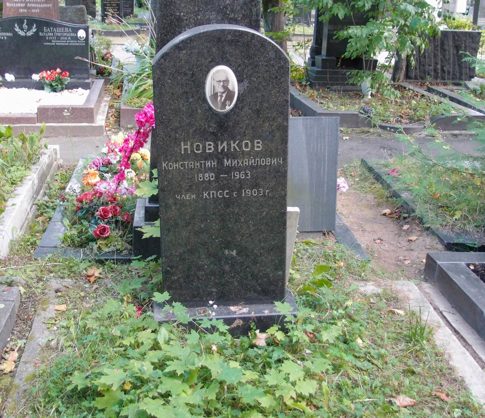 Памятник на могиле Новикова К.М. (1880–1963), на Новодевичьем кладбище (8–31–5).