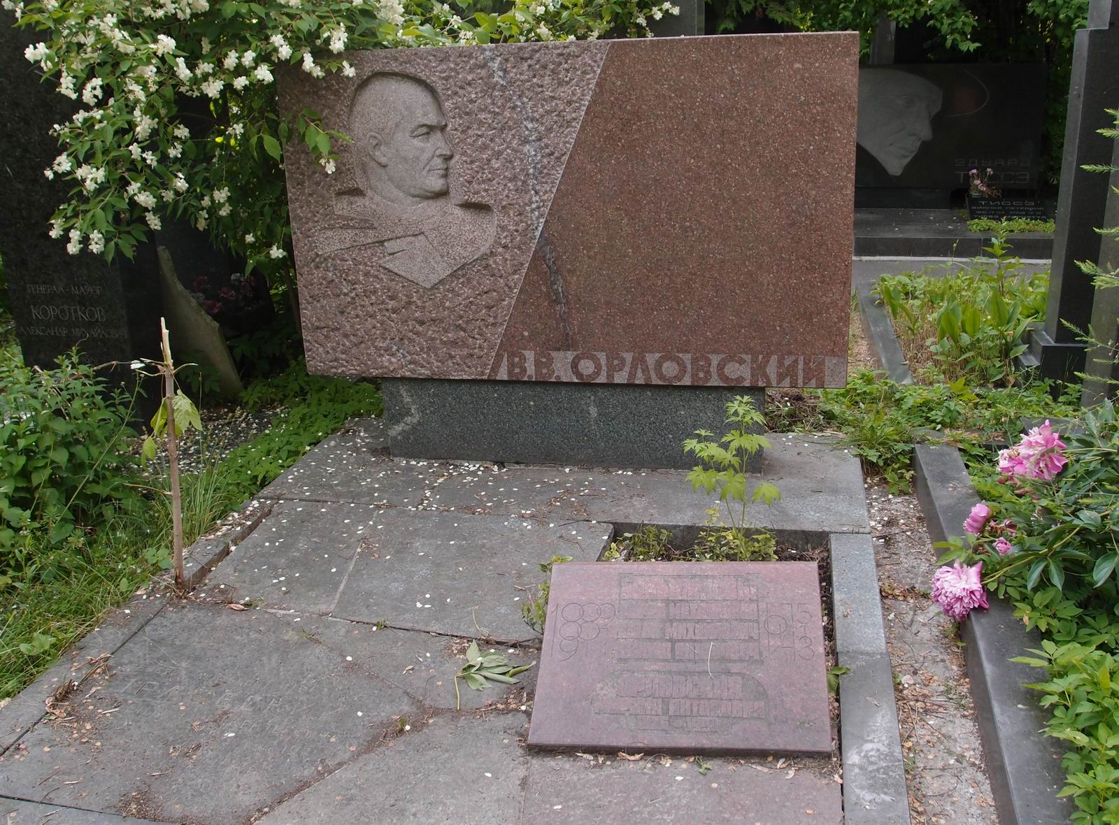 Памятник на могиле Орловского В.В. (1900–1961), ск. В.Федорин, на Новодевичьем кладбище (8–12–5).