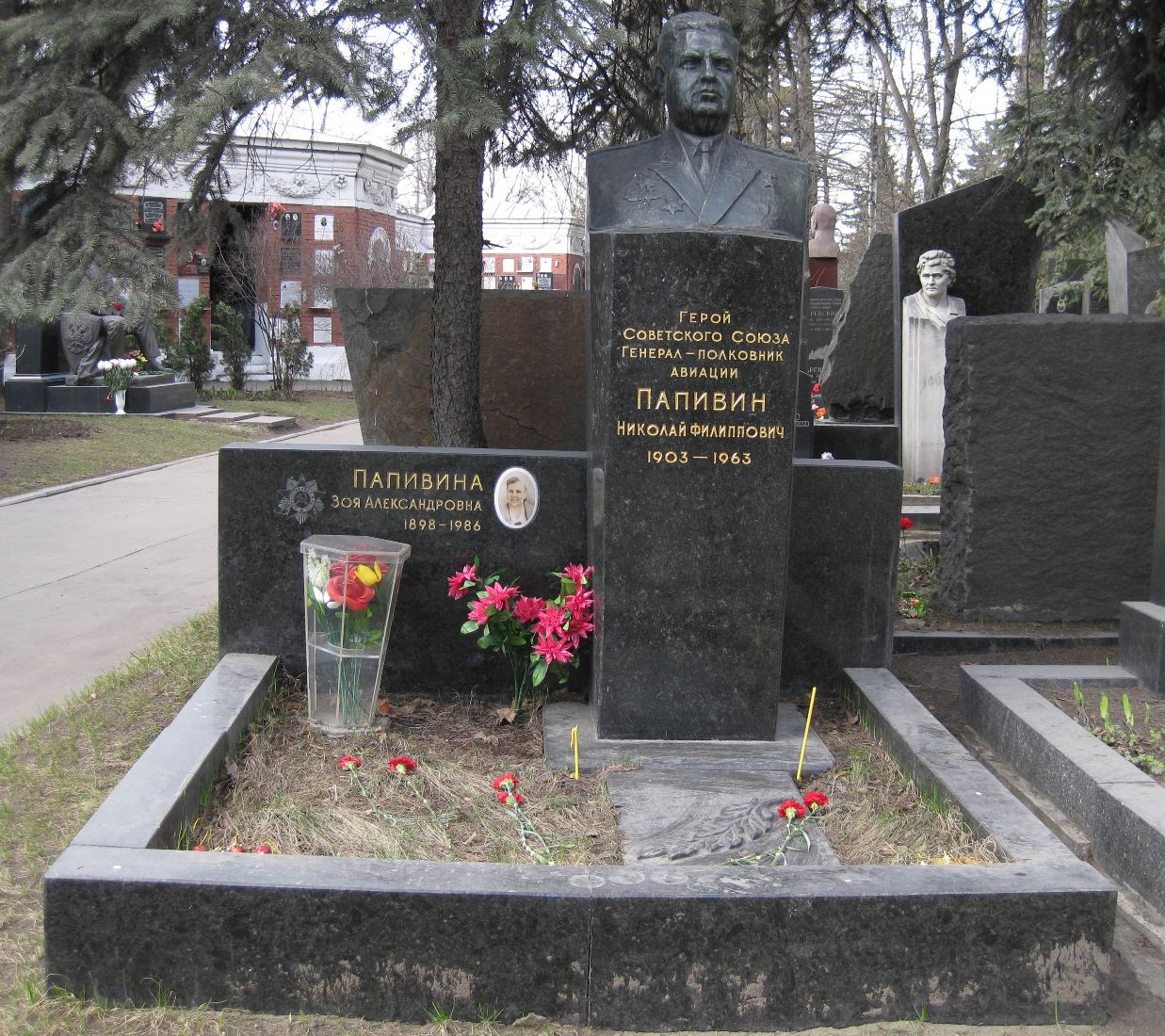 Памятник на могиле Папивина Н.Ф. (1903–1963), на Новодевичьем кладбище (8–28–9).