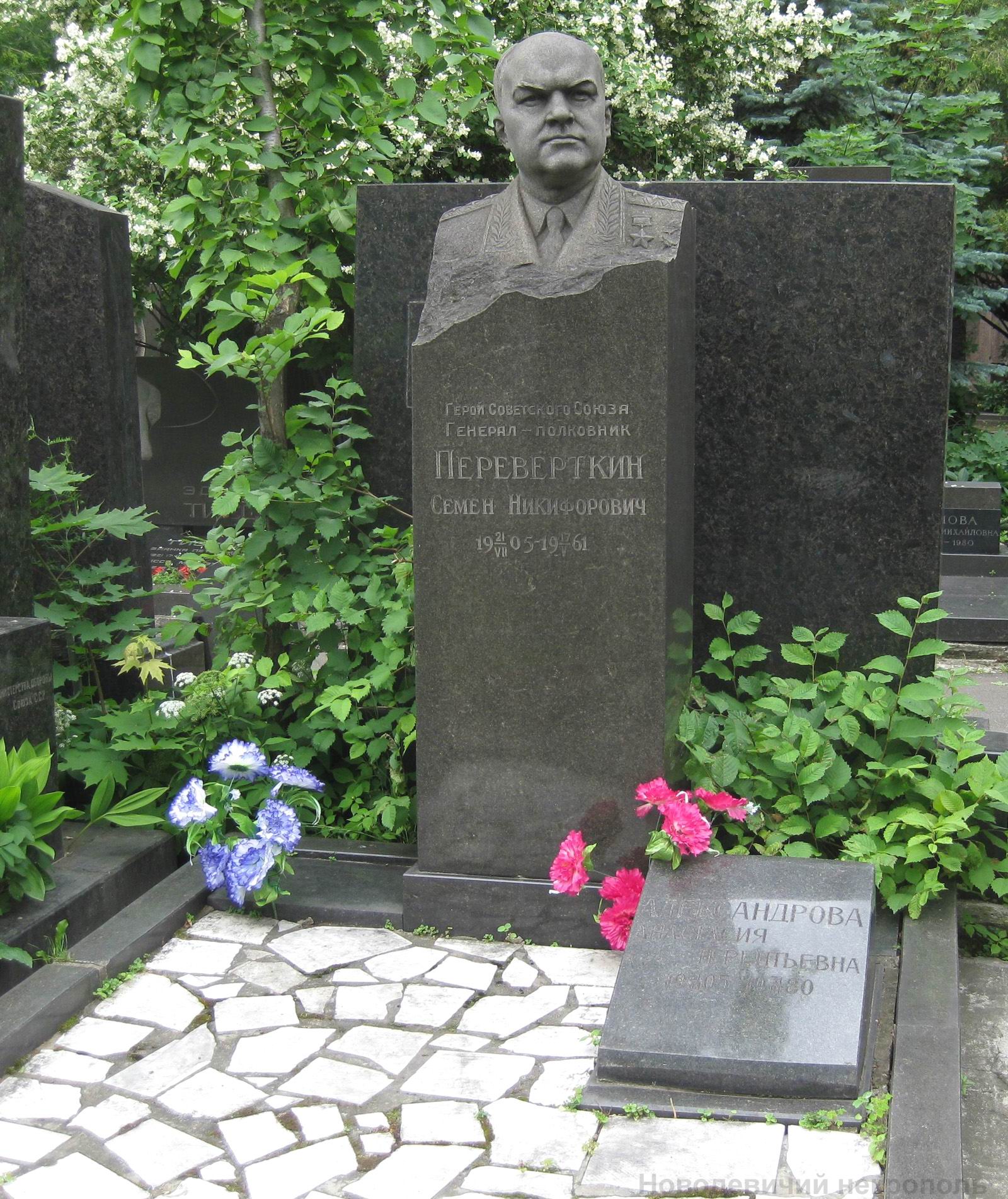 Памятник на могиле Перевёрткина С.Н. (1905-1961), ск. Г.Постников, на Новодевичьем кладбище (8-12-2).