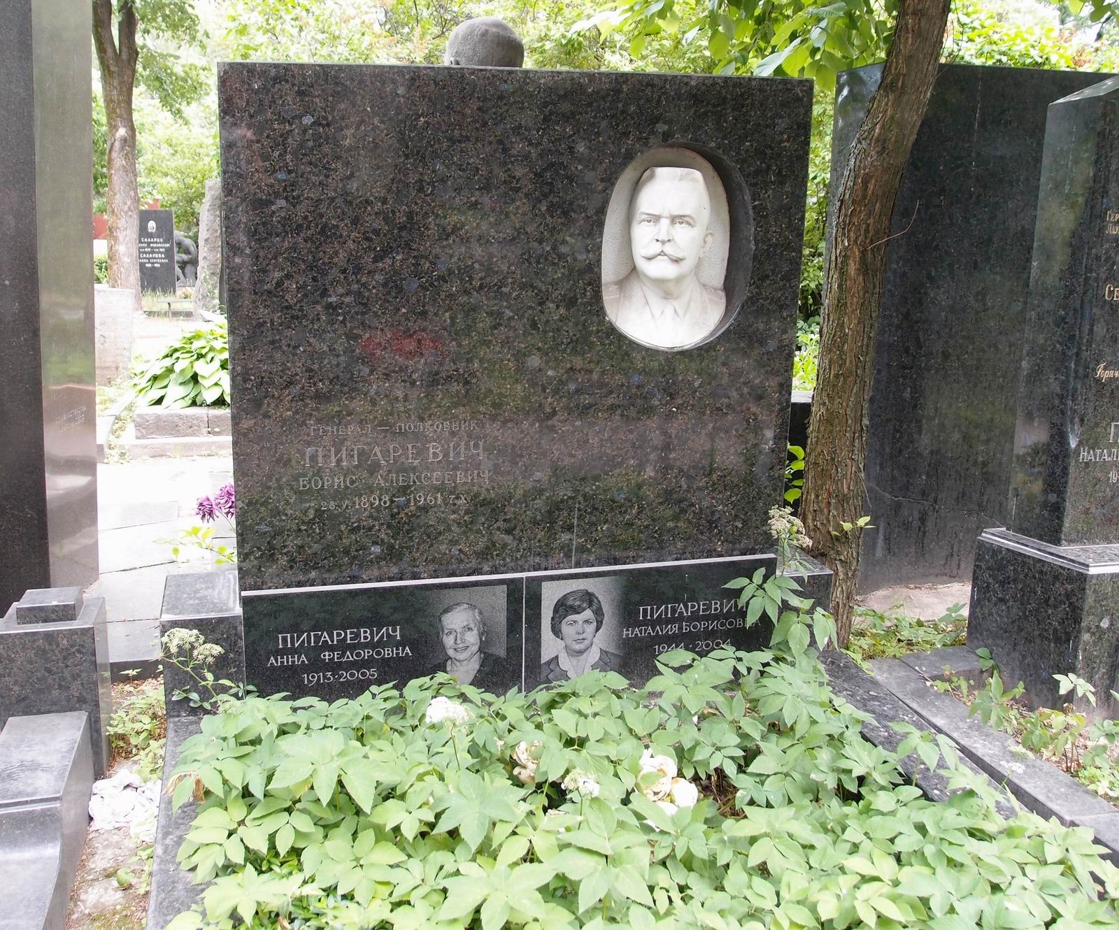 Памятник на могиле Пигаревича Б.А. (1898–1961), ск. Г.Постников, на Новодевичьем кладбище (8–13–2).