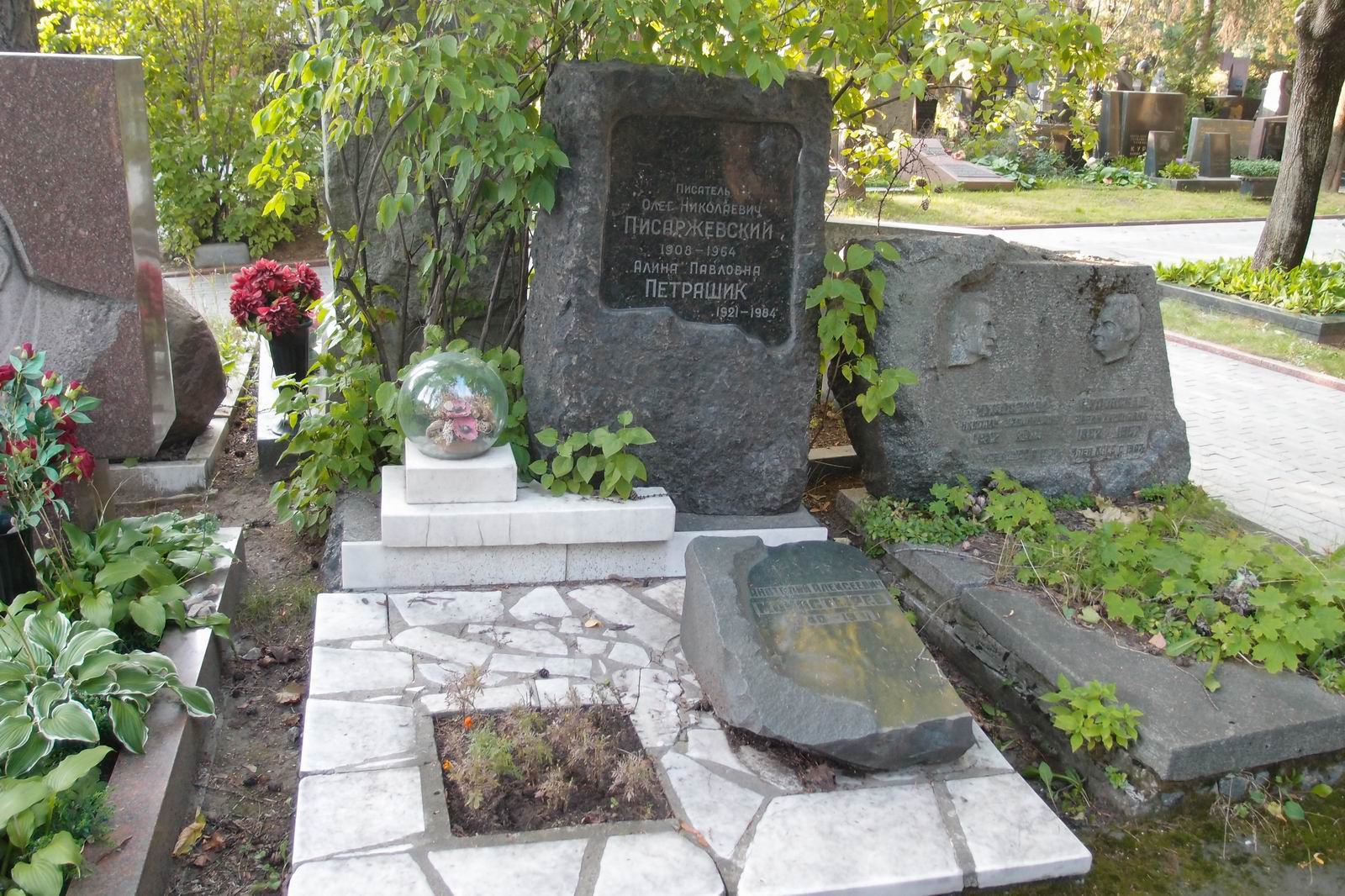 Памятник на могиле Писаржевского О.Н. (1908–1964), на Новодевичьем кладбище (8–43–2).
