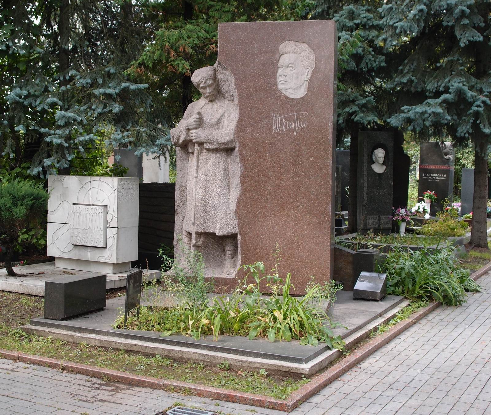 Памятник на могиле Погодина Н.Ф. (1900–1962), ск. А.Кибальников, арх. С.Феоктистов, на Новодевичьем кладбище (8–19–1). Нажмите левую кнопку мыши чтобы увидеть фрагмент памятника.