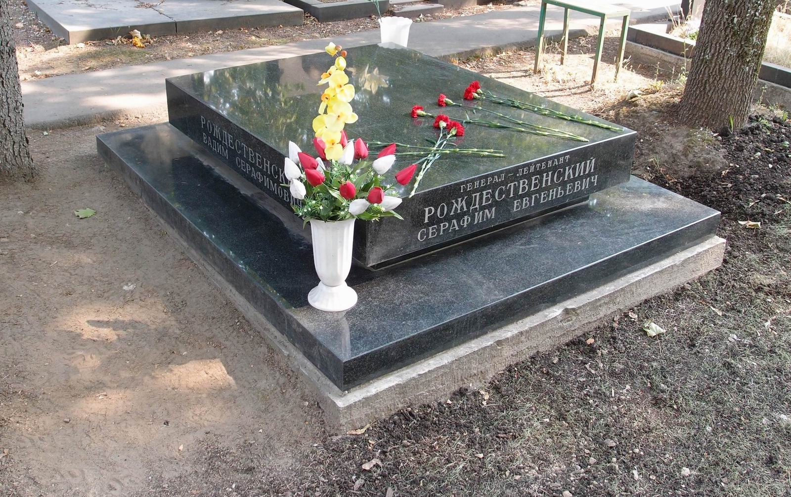 Памятник на могиле Рождественского С.Е. (1904-1963), по проекту В.Рождественского, на Новодевичьем кладбище (8-27-3).
