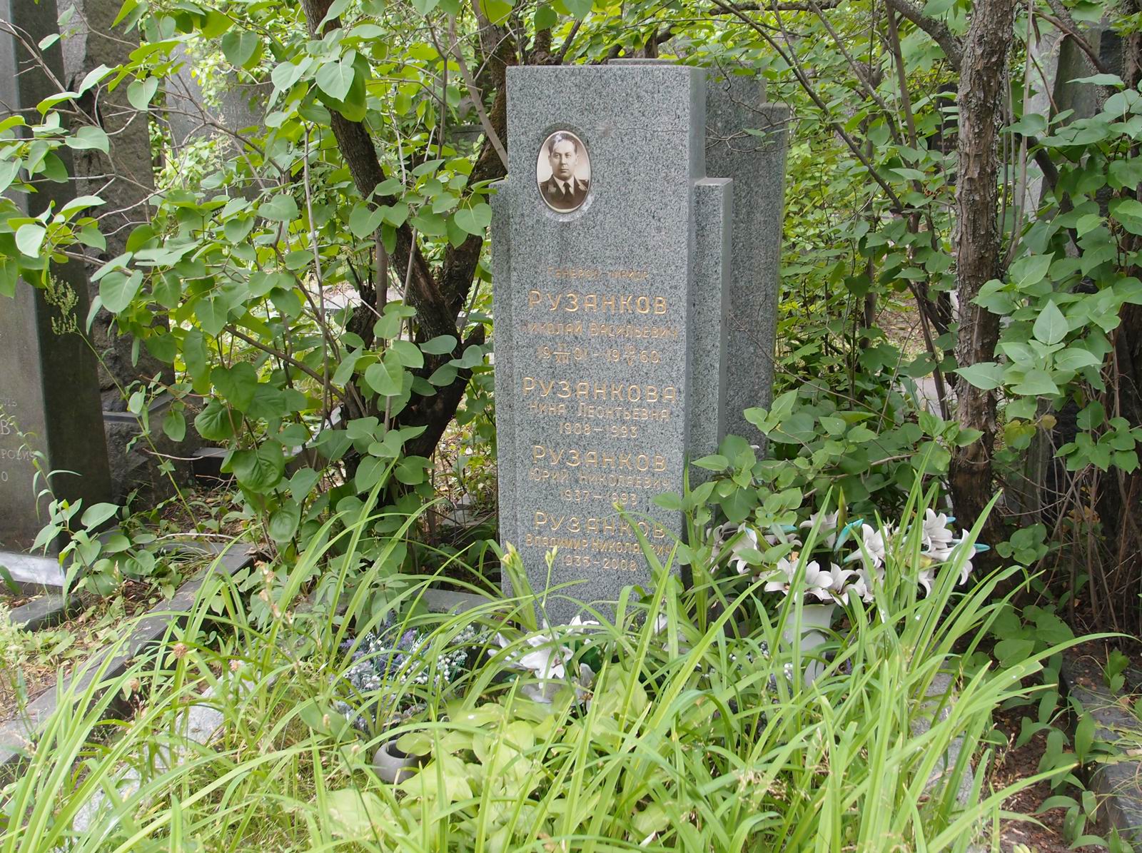 Памятник на могиле Рузанкова Н.В. (1901–1960), на Новодевичьем кладбище (8–3–7).