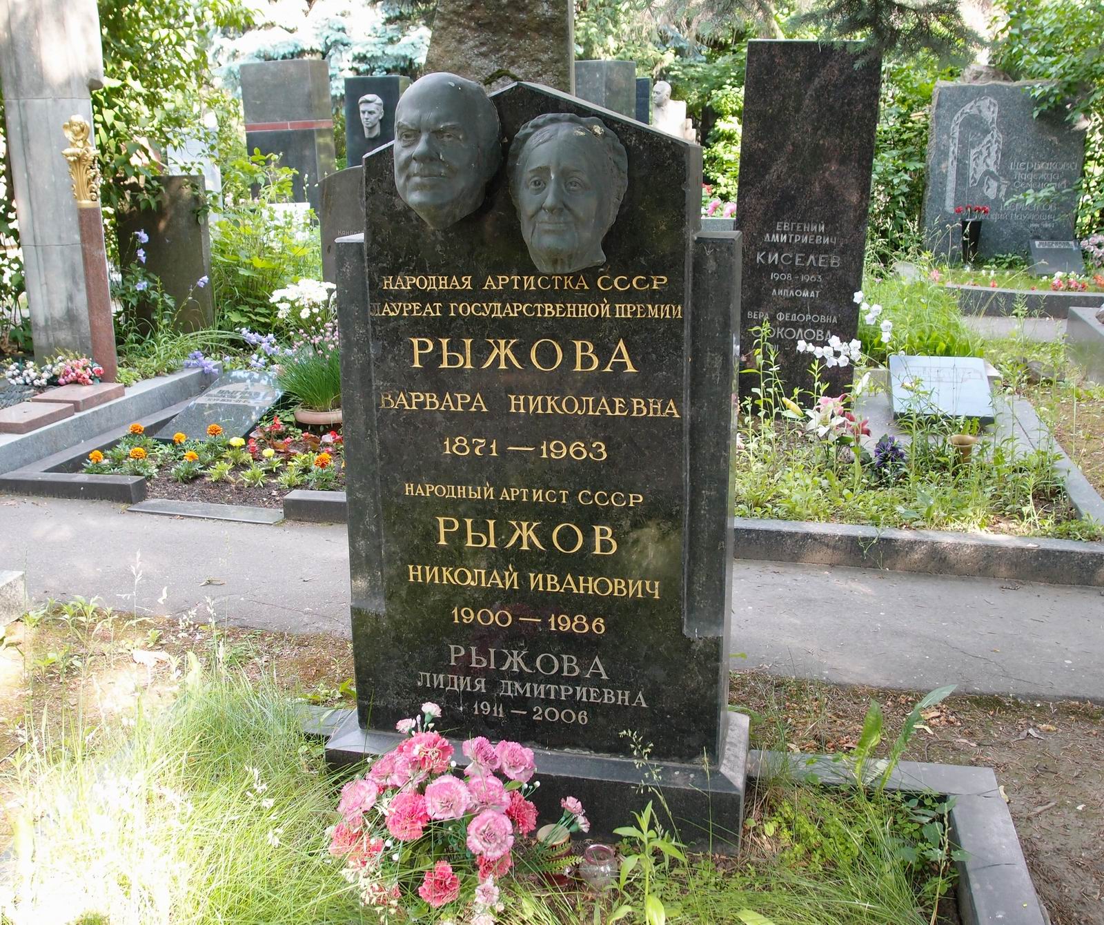 Памятник на могиле Рыжовой В.Н. (1871–1963), на Новодевичьем кладбище (8–27–2).