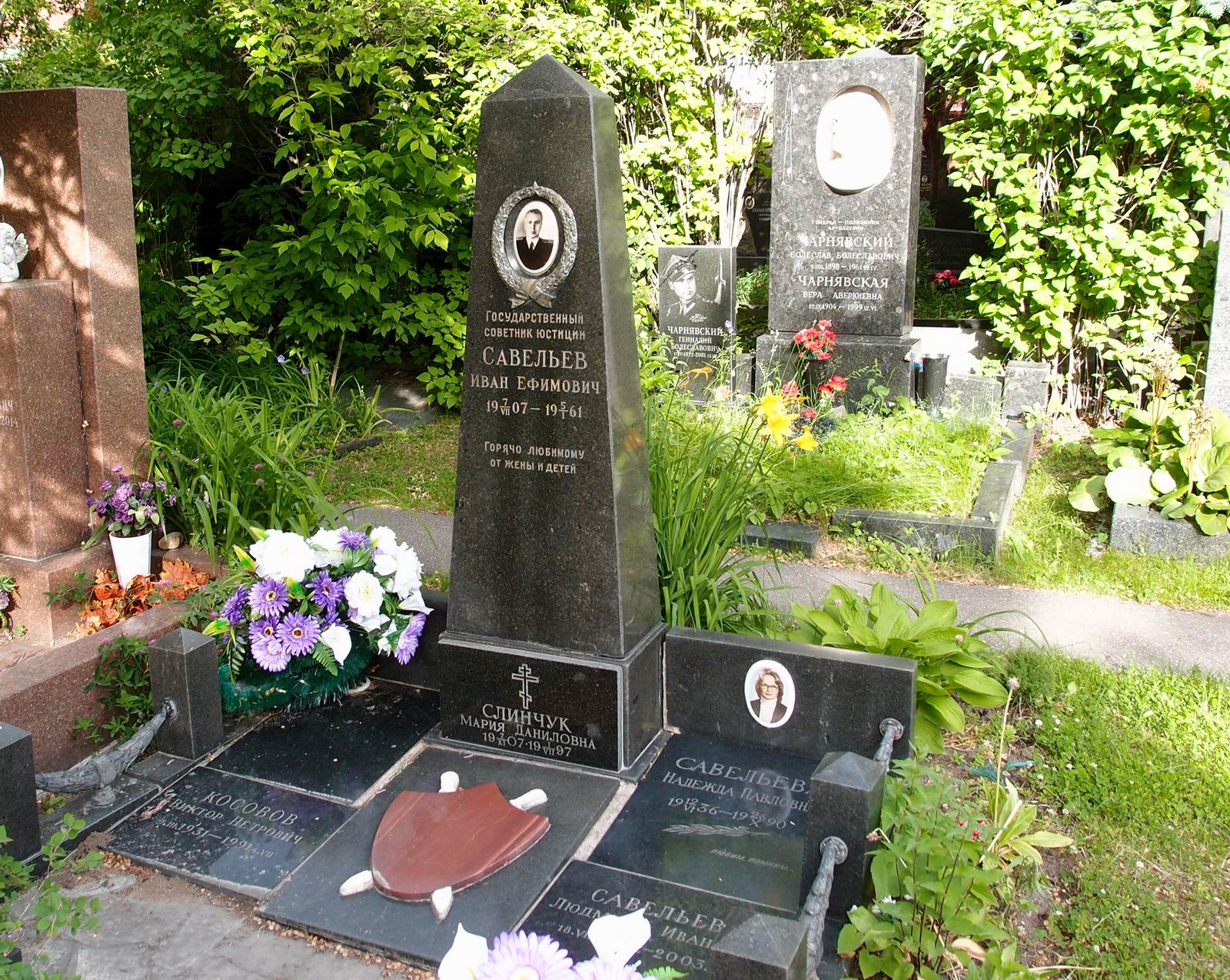 Памятник на могиле Савельева И.Е. (1907-1961), на Новодевичьем кладбище (8-9-5).