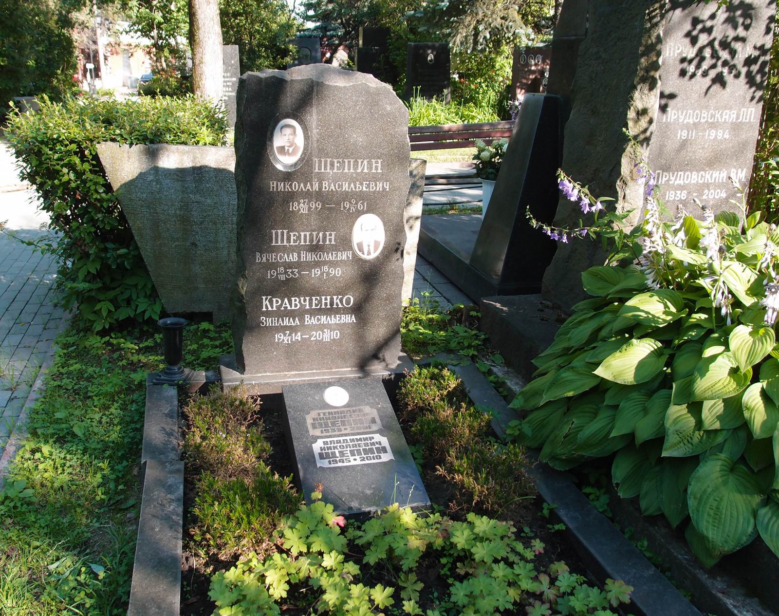 Памятник на могиле Щепина Н.В. (1899-1961), на Новодевичьем кладбище (8-11-1).