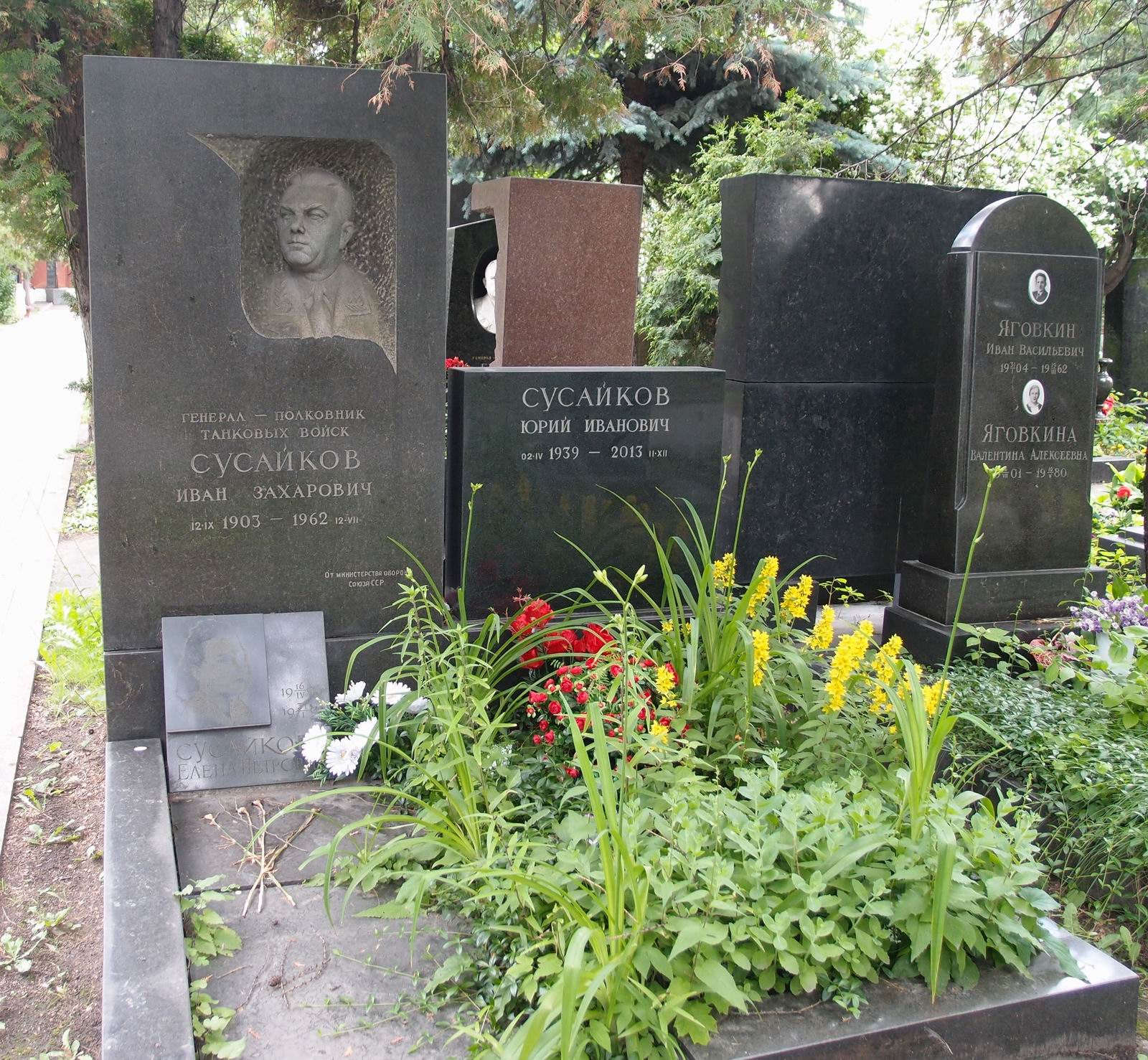 Памятник на могиле Сусайкова И.З. (1903–1962), ск. Г.Постников, на Новодевичьем кладбище (8–17–1).