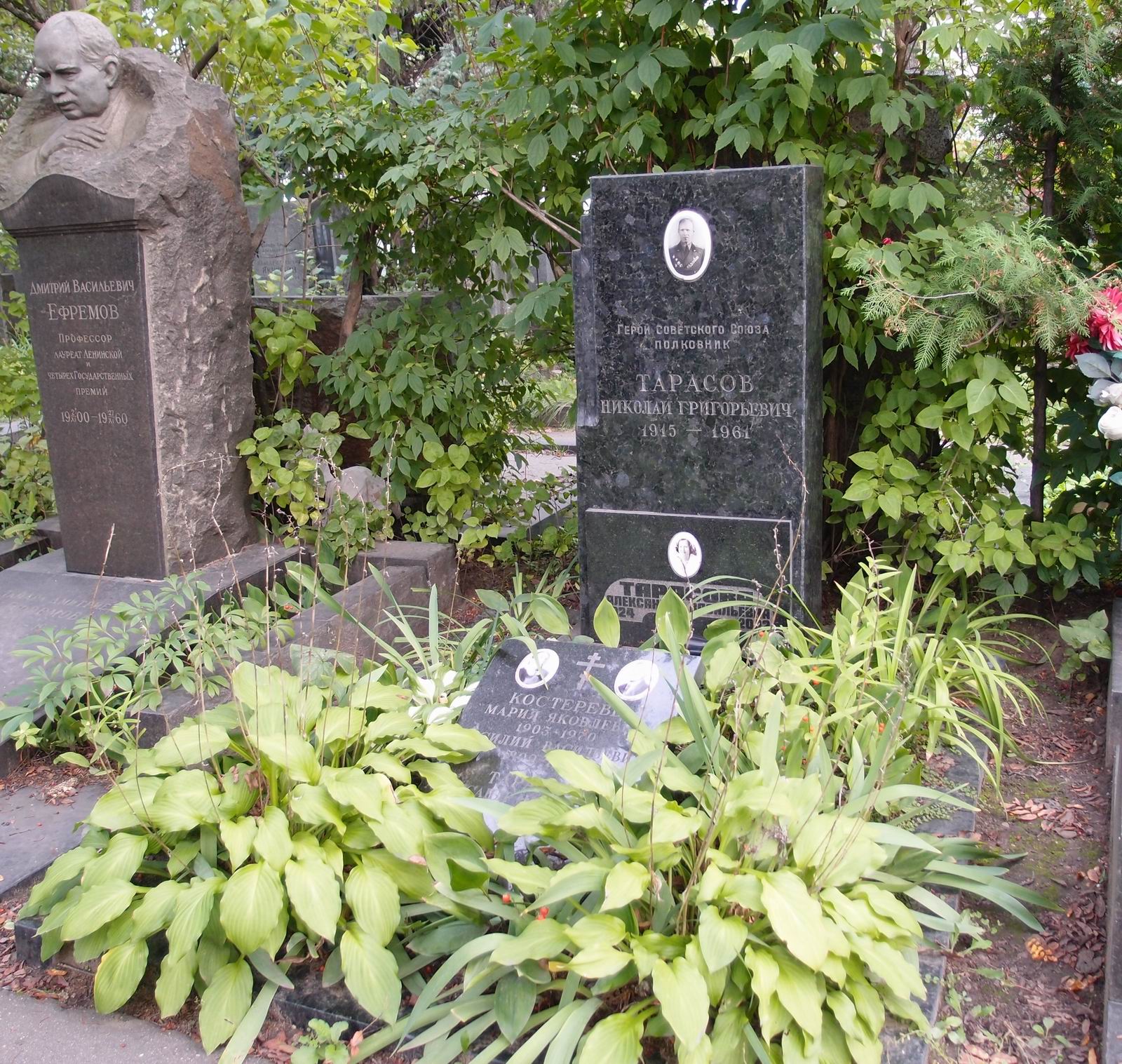 Памятник на могиле Тарасова Н.Г. (1915–1961), на Новодевичьем кладбище (8–6–9).