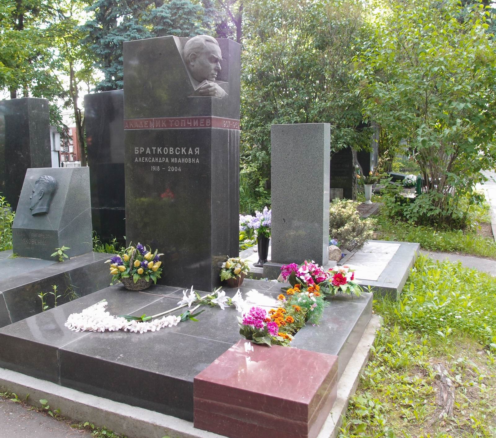 Памятник на могиле Топчиева А.В. (1907–1962), ск. П.Бондаренко, арх. А.Заварзин, на Новодевичьем кладбище (8–23–1).