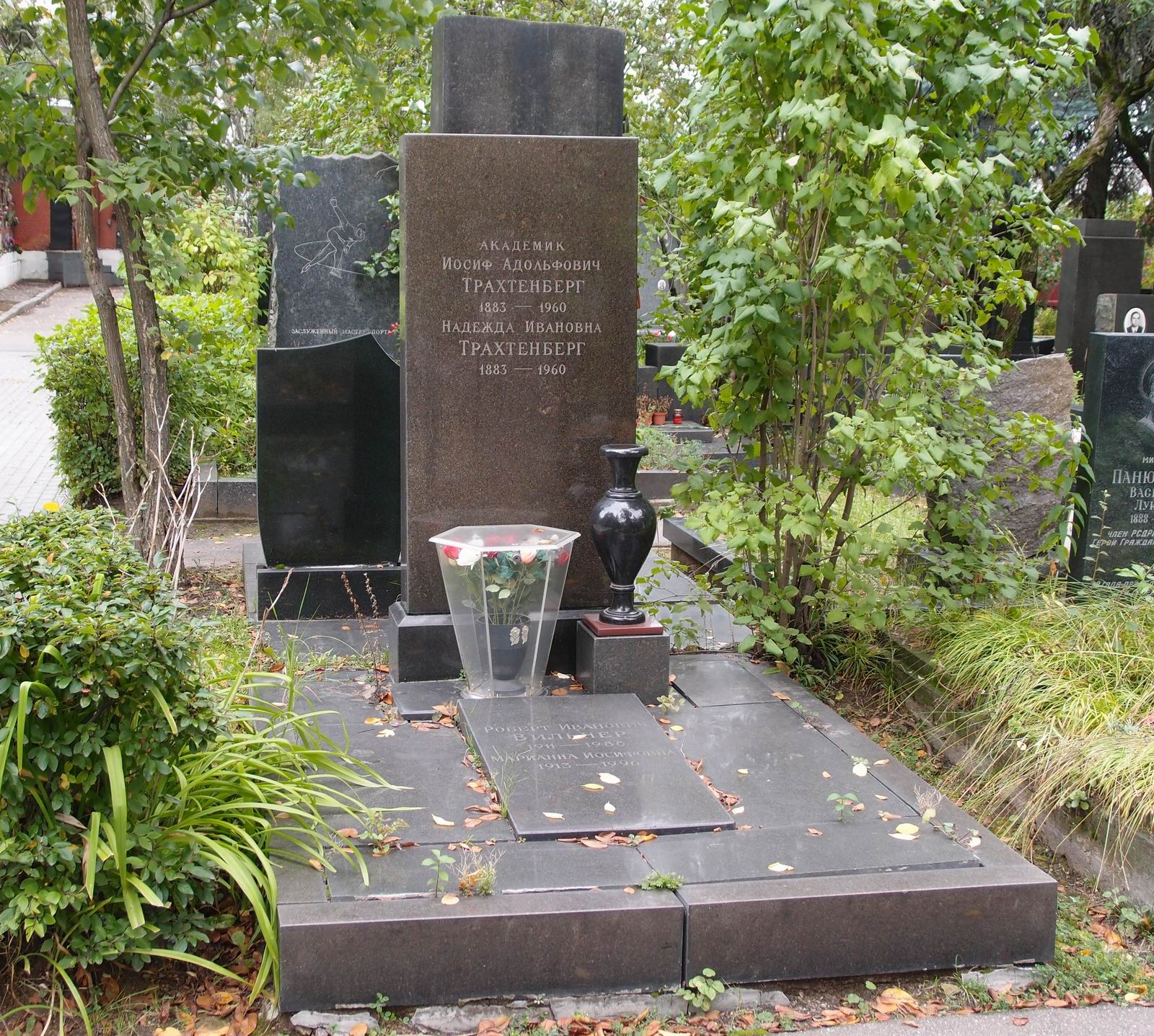 Памятник на могиле Трахтенберга И.А. (1883–1960), на Новодевичьем кладбище (8–6–1).