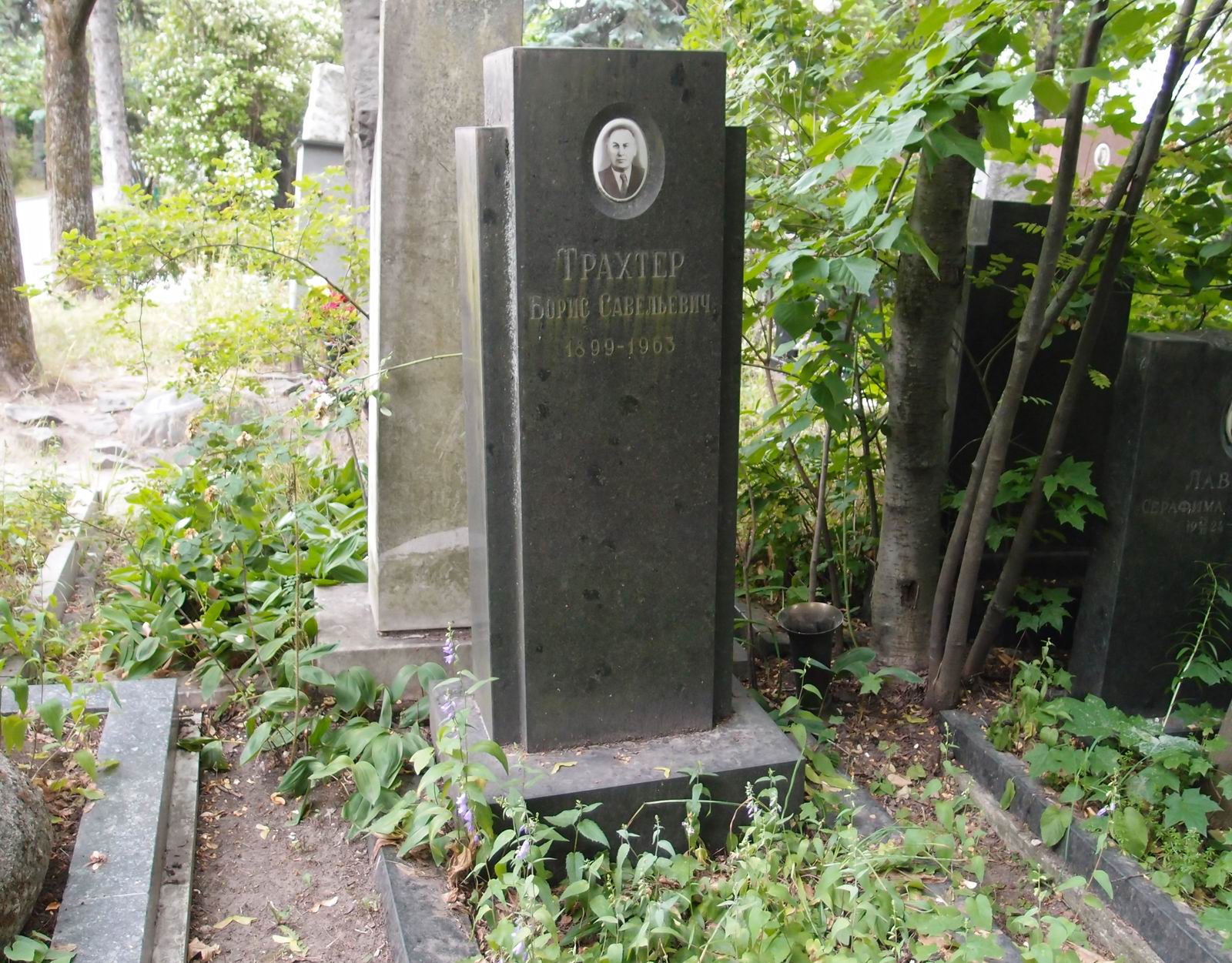 Памятник на могиле Трахтера Б.С. (1899–1963), на Новодевичьем кладбище (8–31–2).