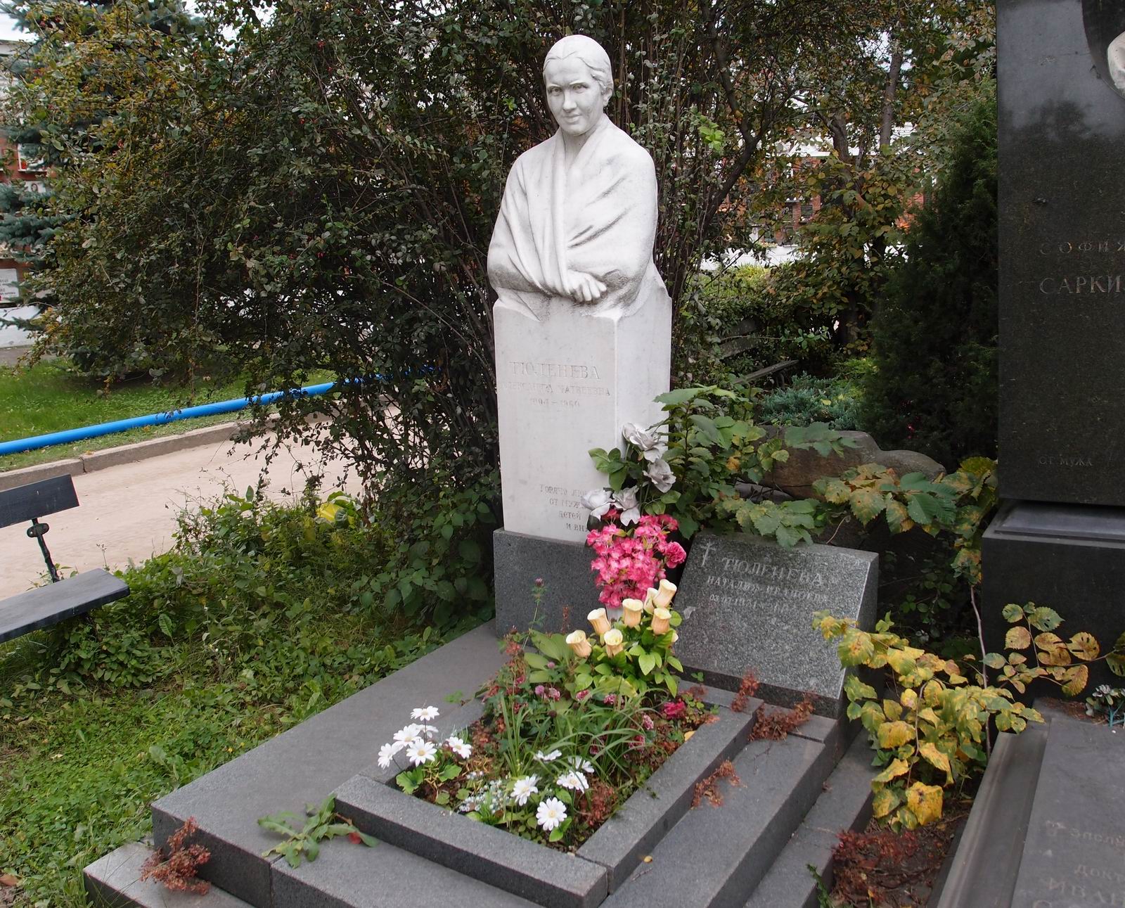 Памятник на могиле Тюленевой А.М. (1904-1960), ск. А.Елецкий, на Новодевичьем кладбище (8-5-16).