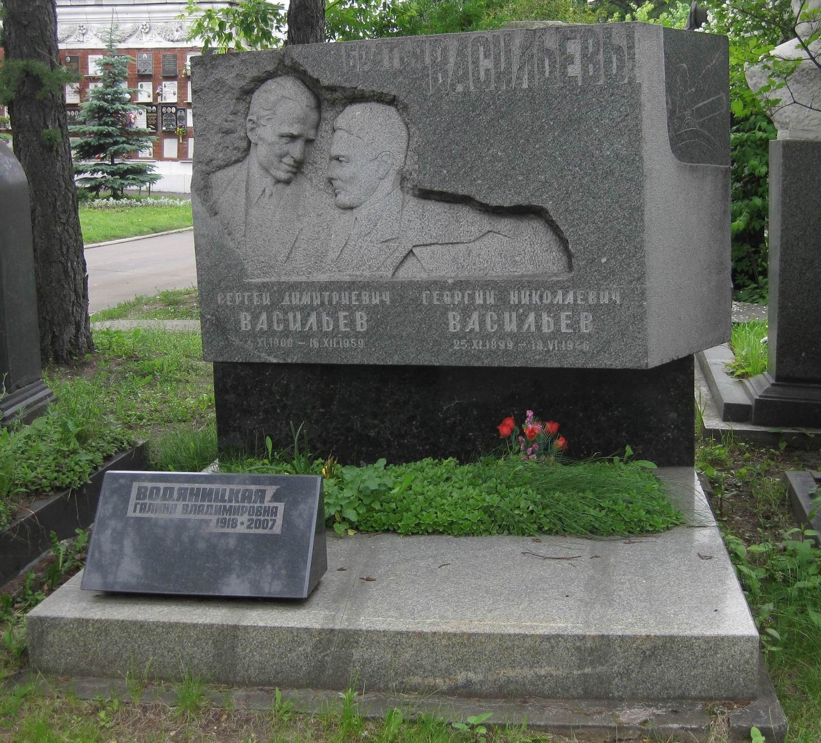 Памятник на могиле Васильева С.Д. (1900–1959), ск. А.Кибальников, на Новодевичьем кладбище (8–1–16).