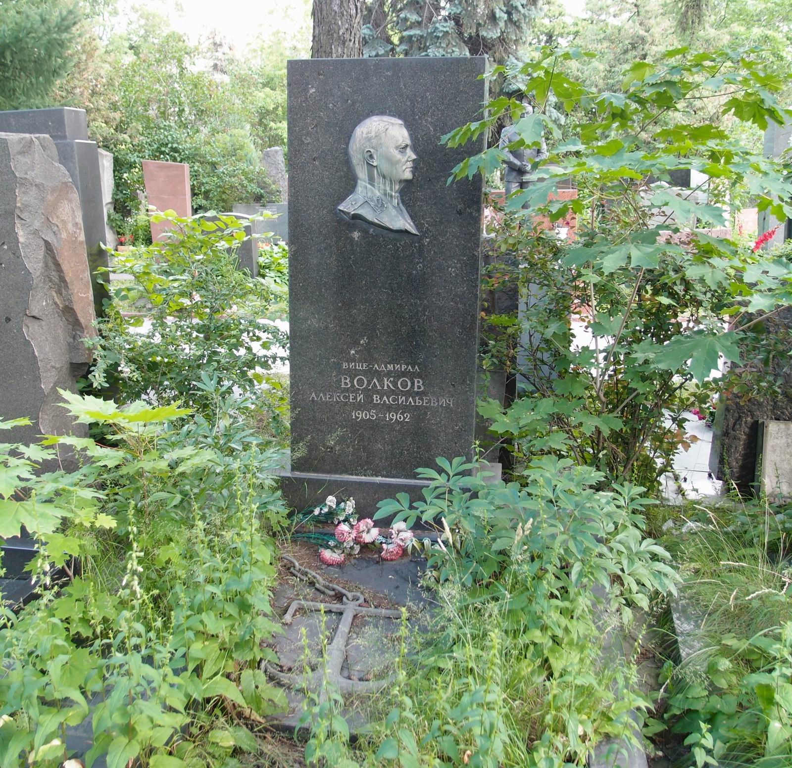 Памятник на могиле Волкова А.В. (1905-1962), на Новодевичьем кладбище (8-20-11).