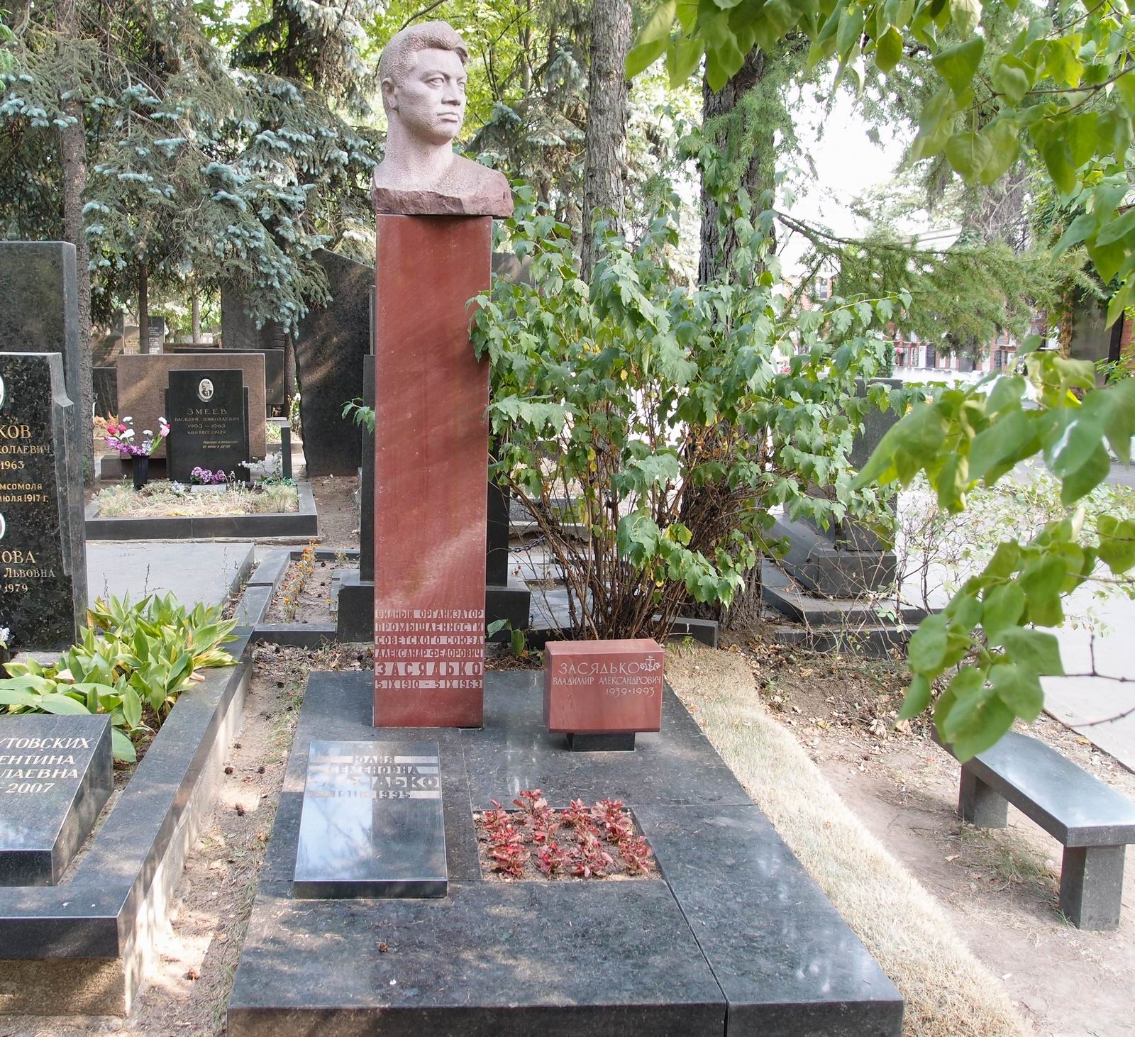 Памятник на могиле Засядько А.Ф. (1910–1963), ск. И.Козловский, арх. Д.Мисюжников, на Новодевичьем кладбище (8–33–8).
